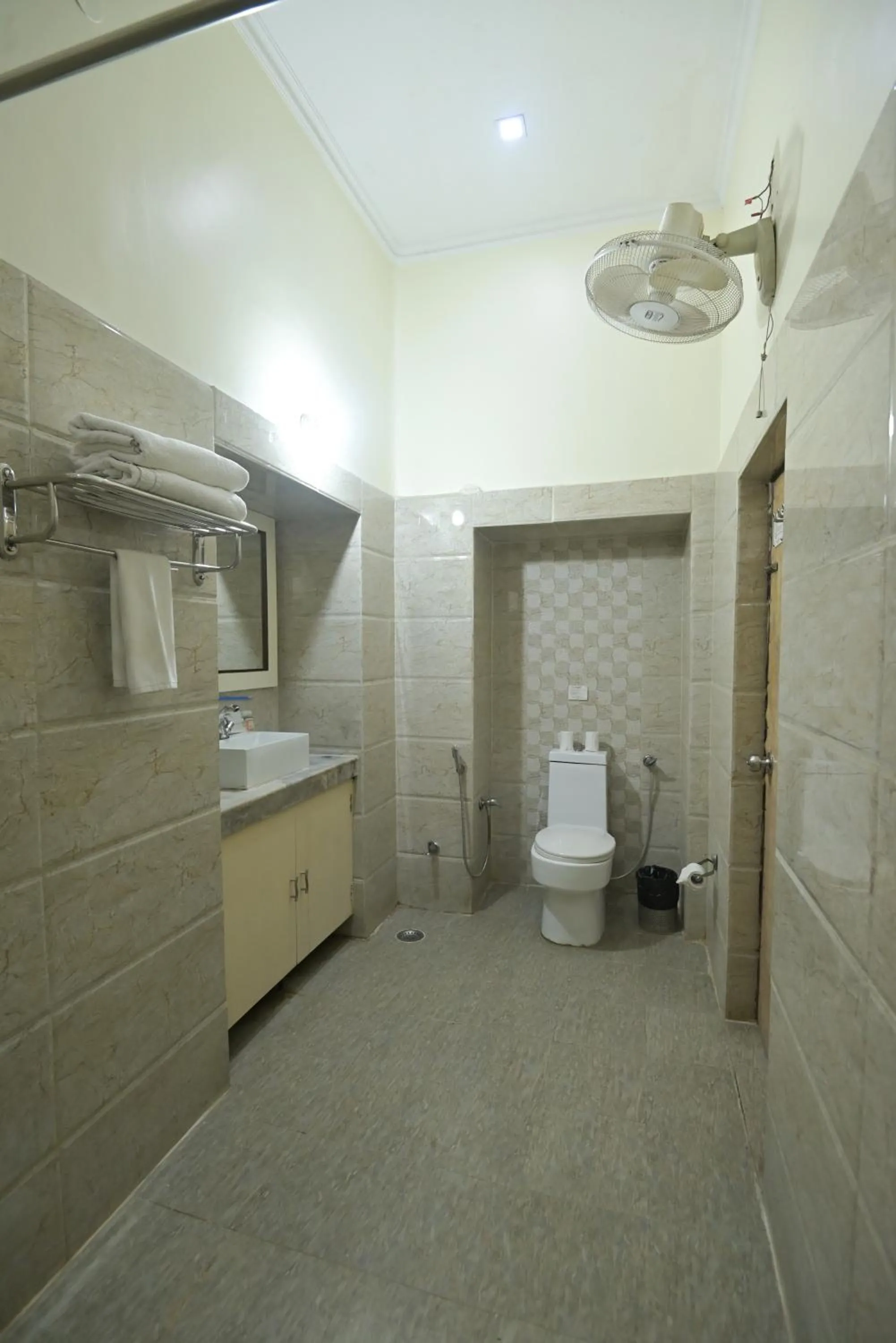 Bathroom in Shree Ganesha Palace Near Kashi Vishwanath Temple