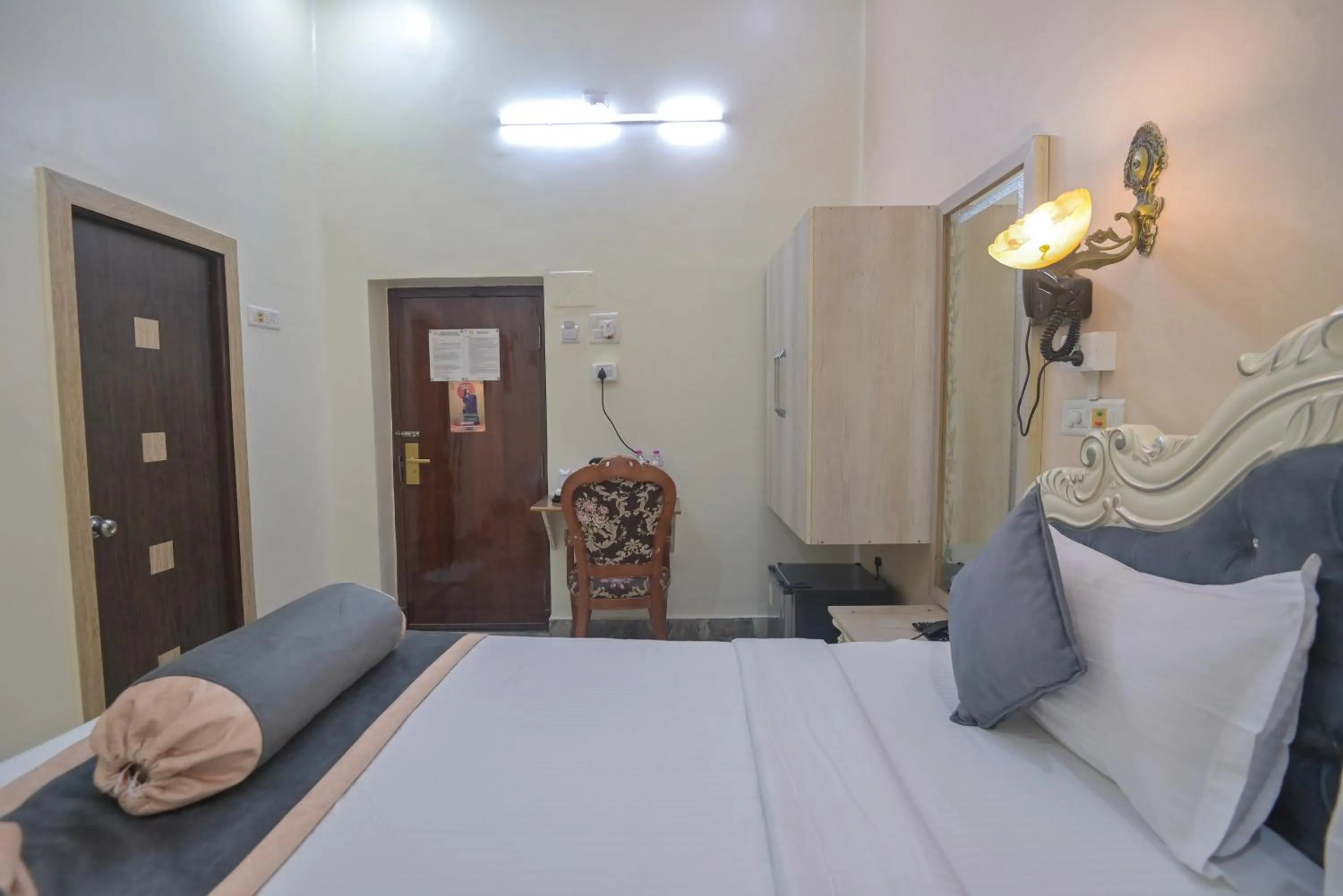 Bedroom, Bed in Shree Ganesha Palace Near Kashi Vishwanath Temple