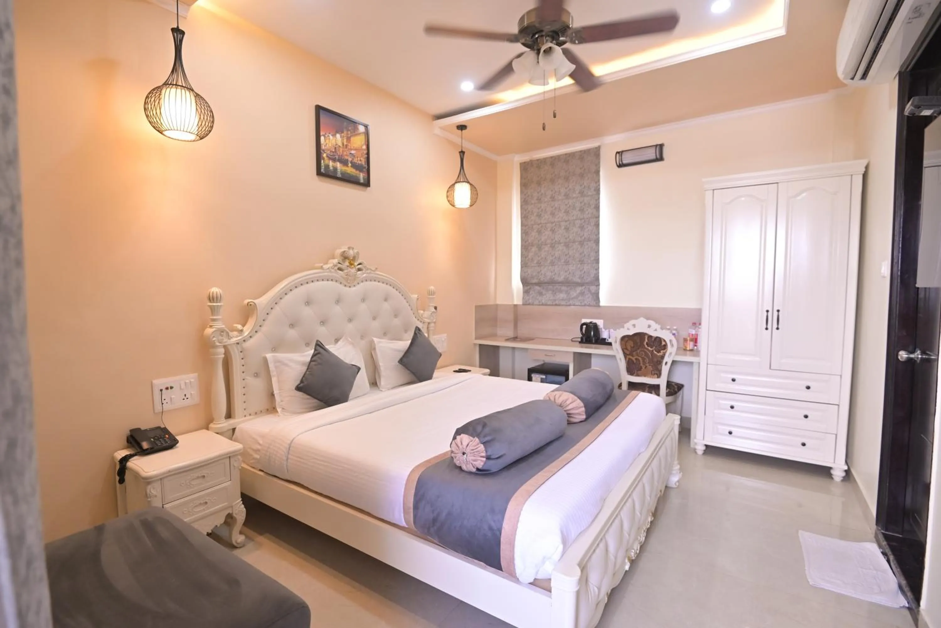 Bed in Shree Ganesha Palace Near Kashi Vishwanath Temple