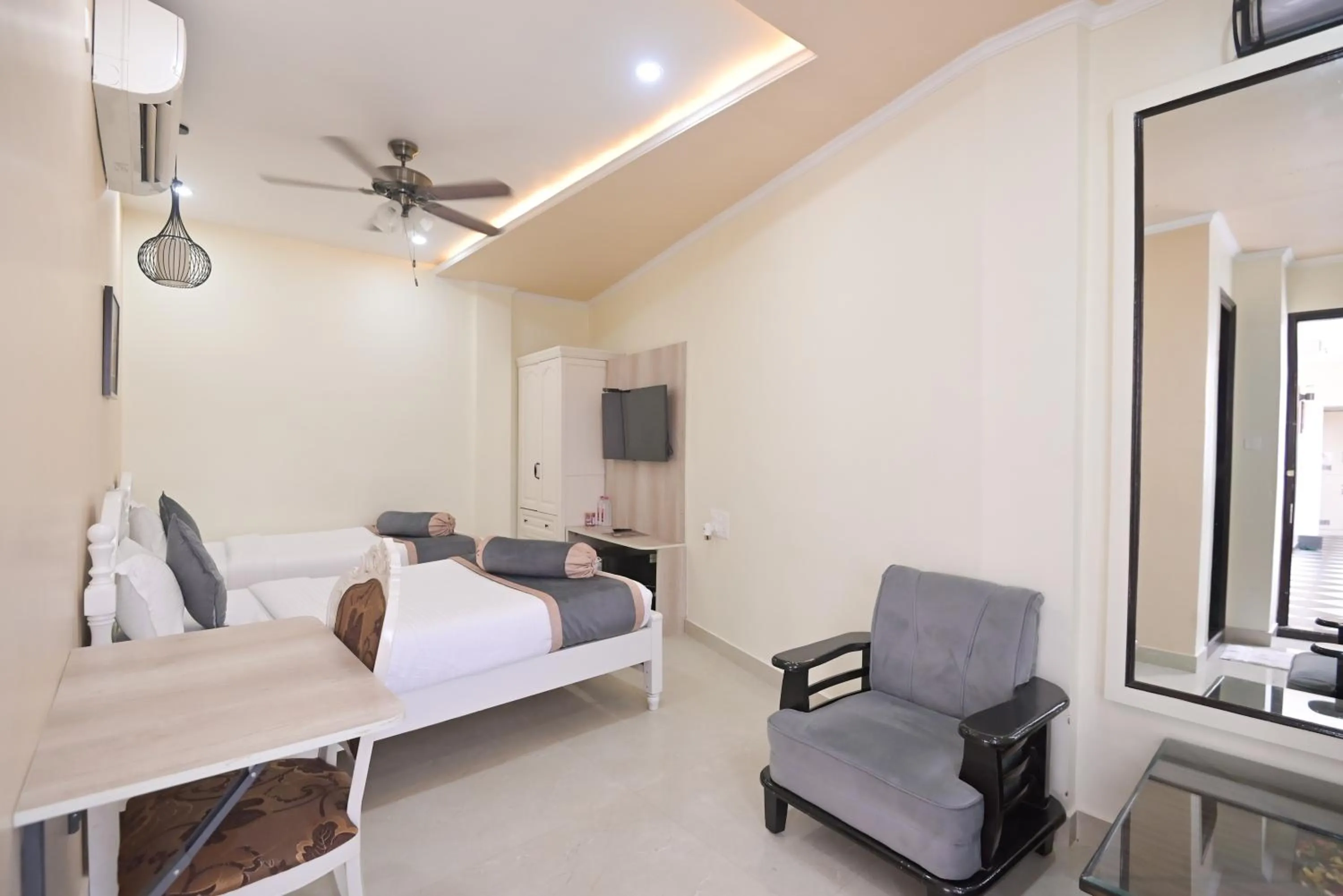 Bed in Shree Ganesha Palace Near Kashi Vishwanath Temple