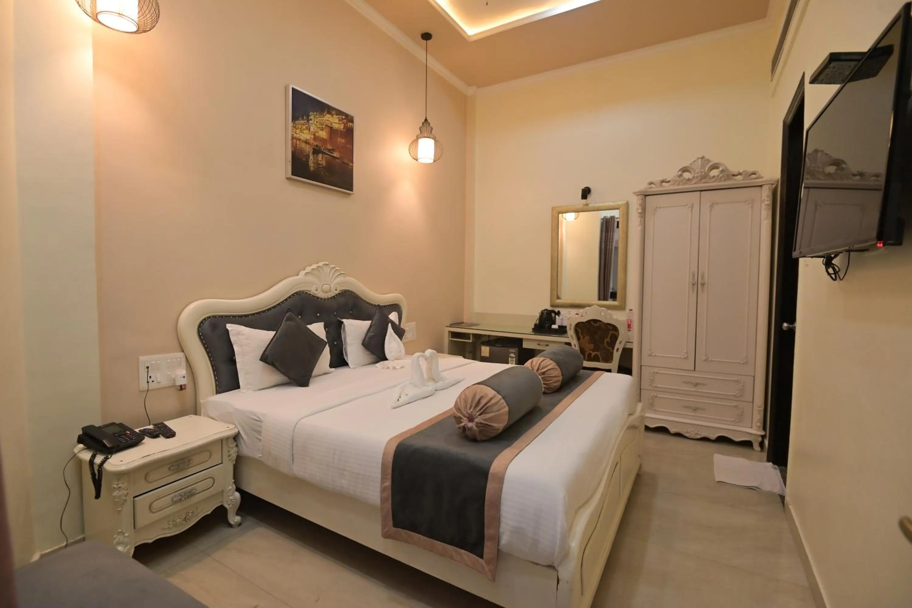 Bed in Shree Ganesha Palace Near Kashi Vishwanath Temple