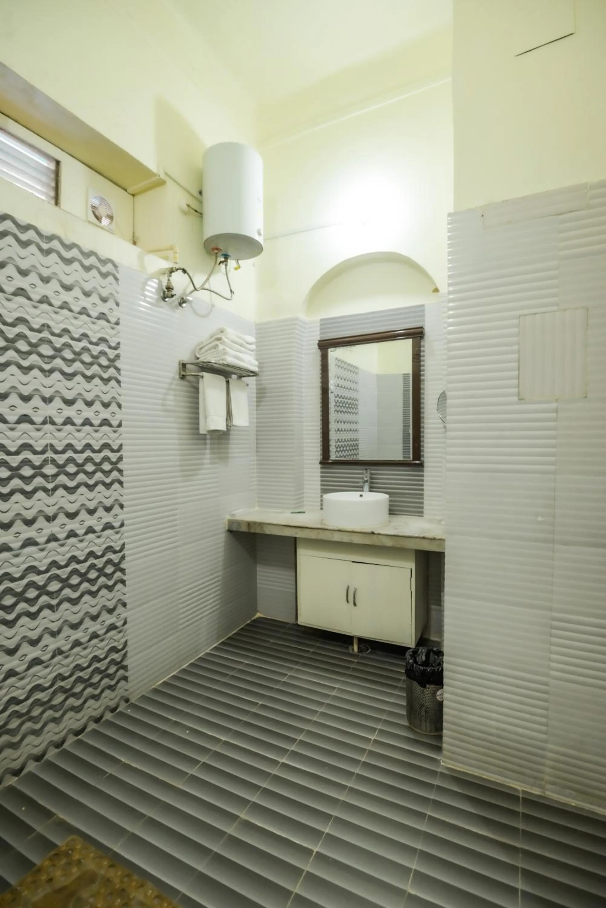 Bathroom in Shree Ganesha Palace Near Kashi Vishwanath Temple