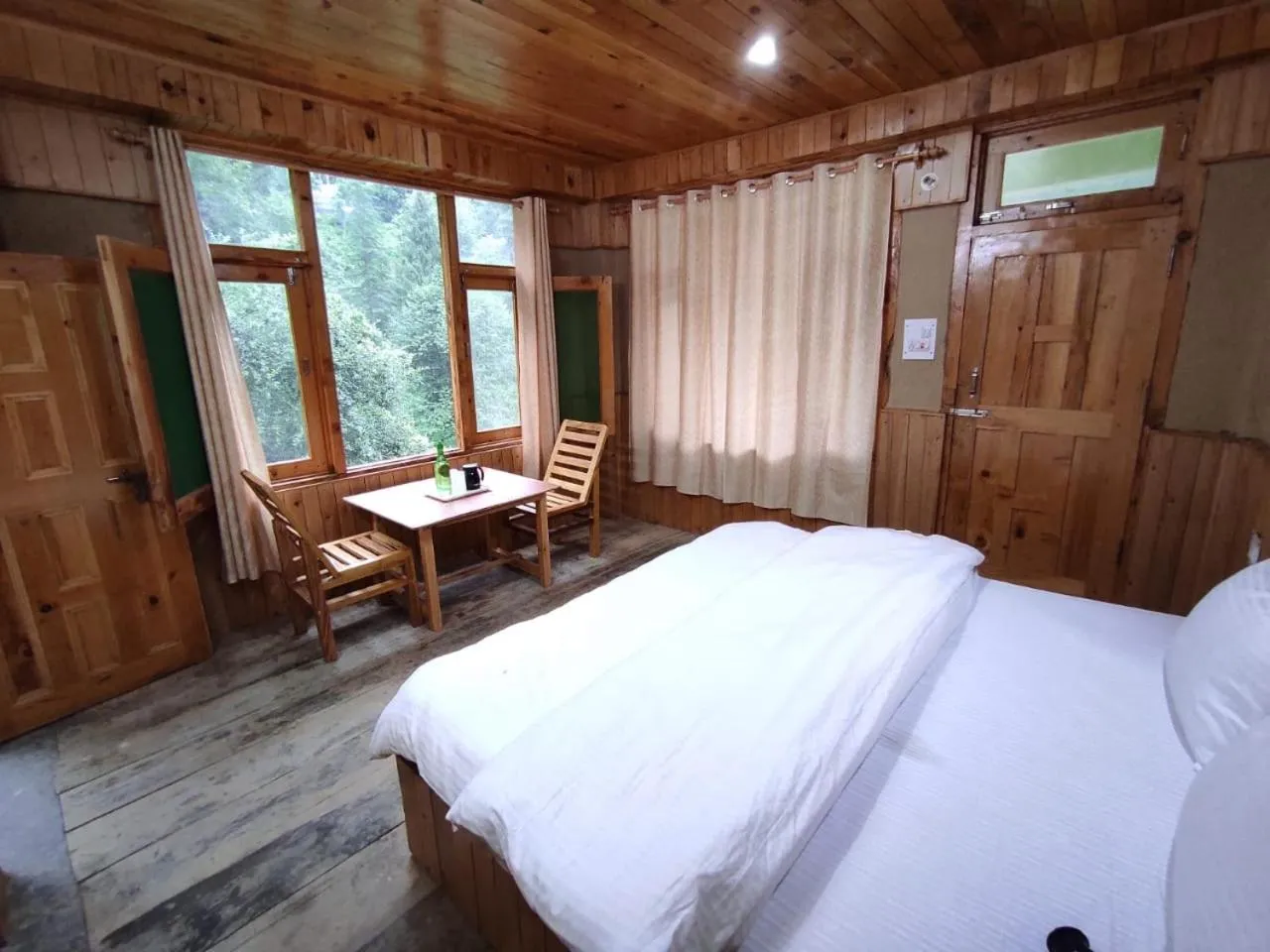 The Forest Pinnacle and Café, Jibhi