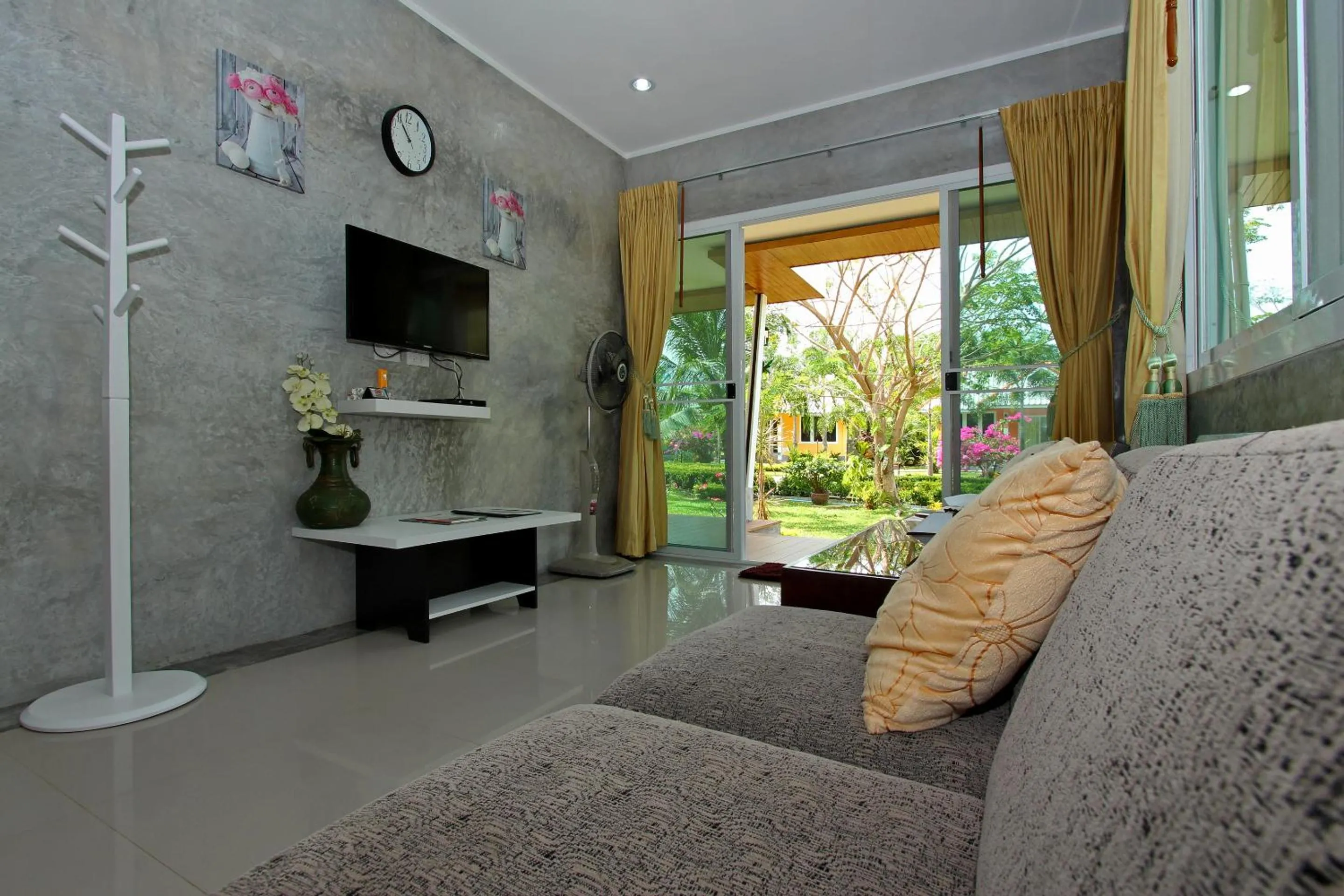 TV and multimedia in Maikhao Home Garden Bungalow