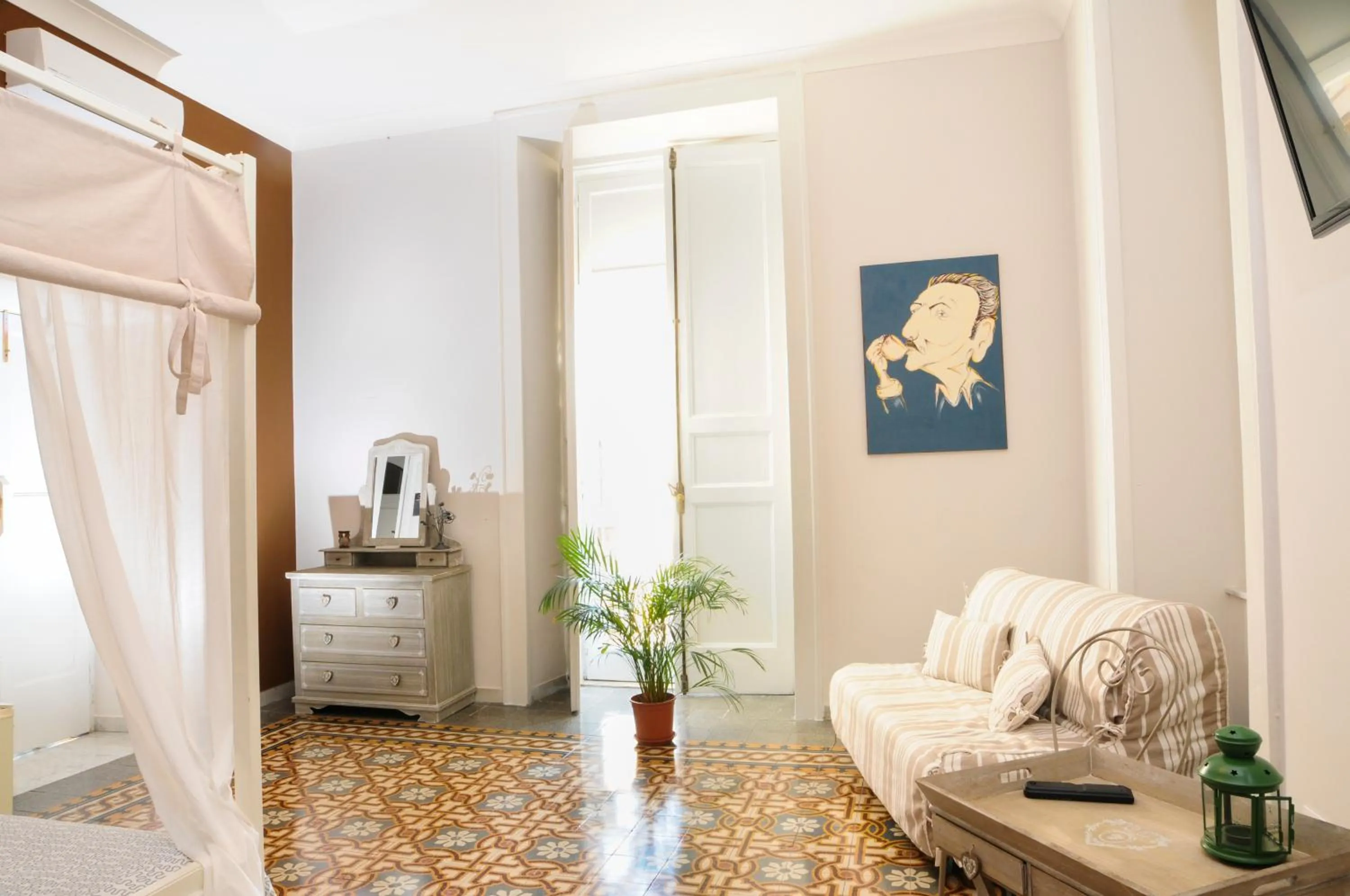 Photo of the whole room, Bed in Napul'art