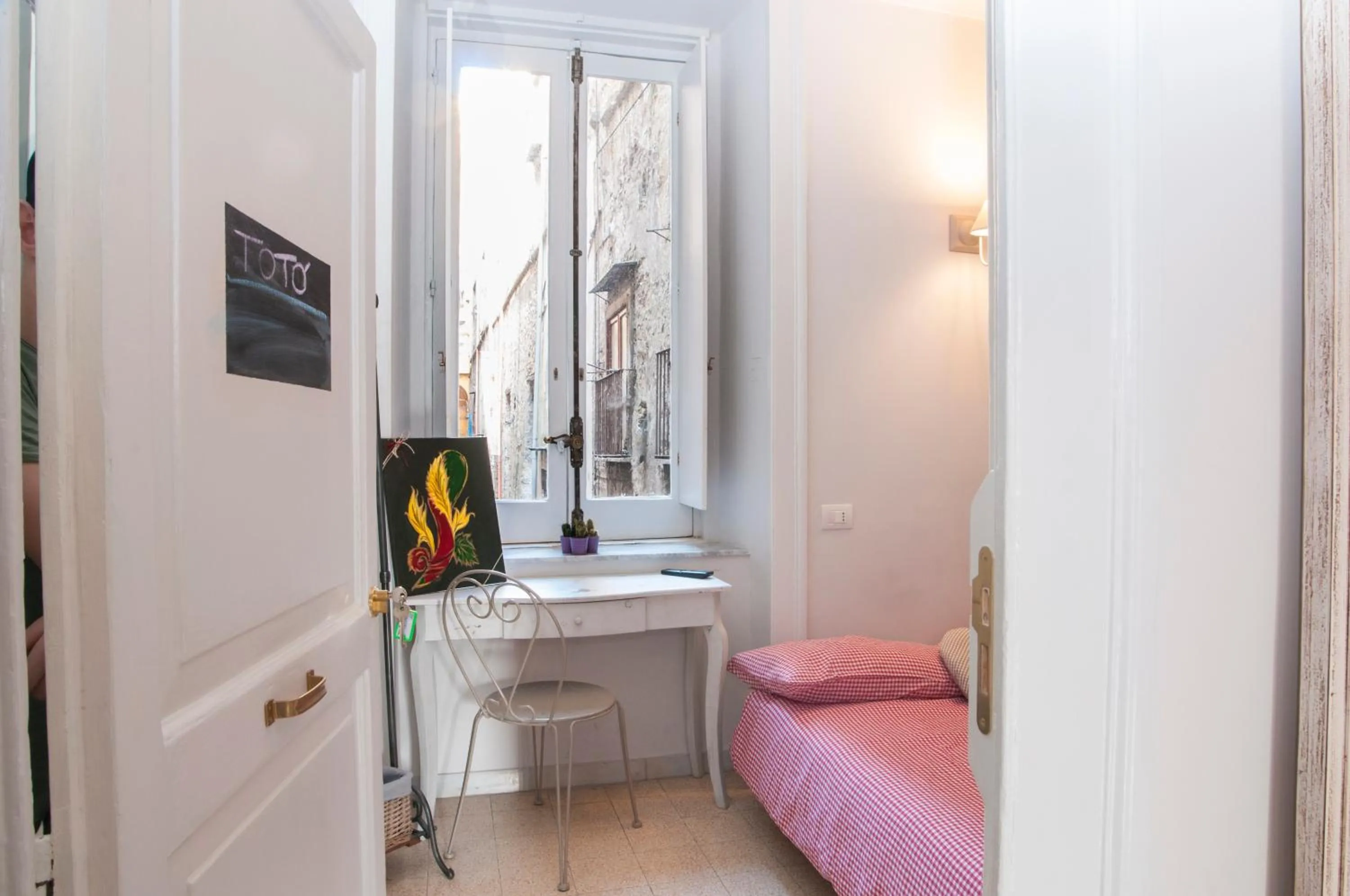 Photo of the whole room, Bed in Napul'art