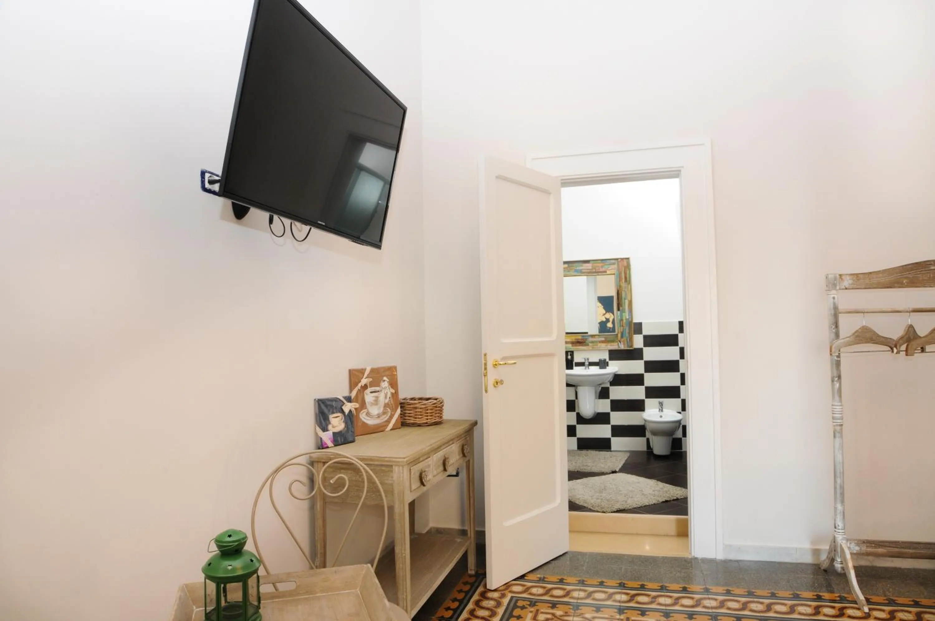 Photo of the whole room, Bed in Napul'art