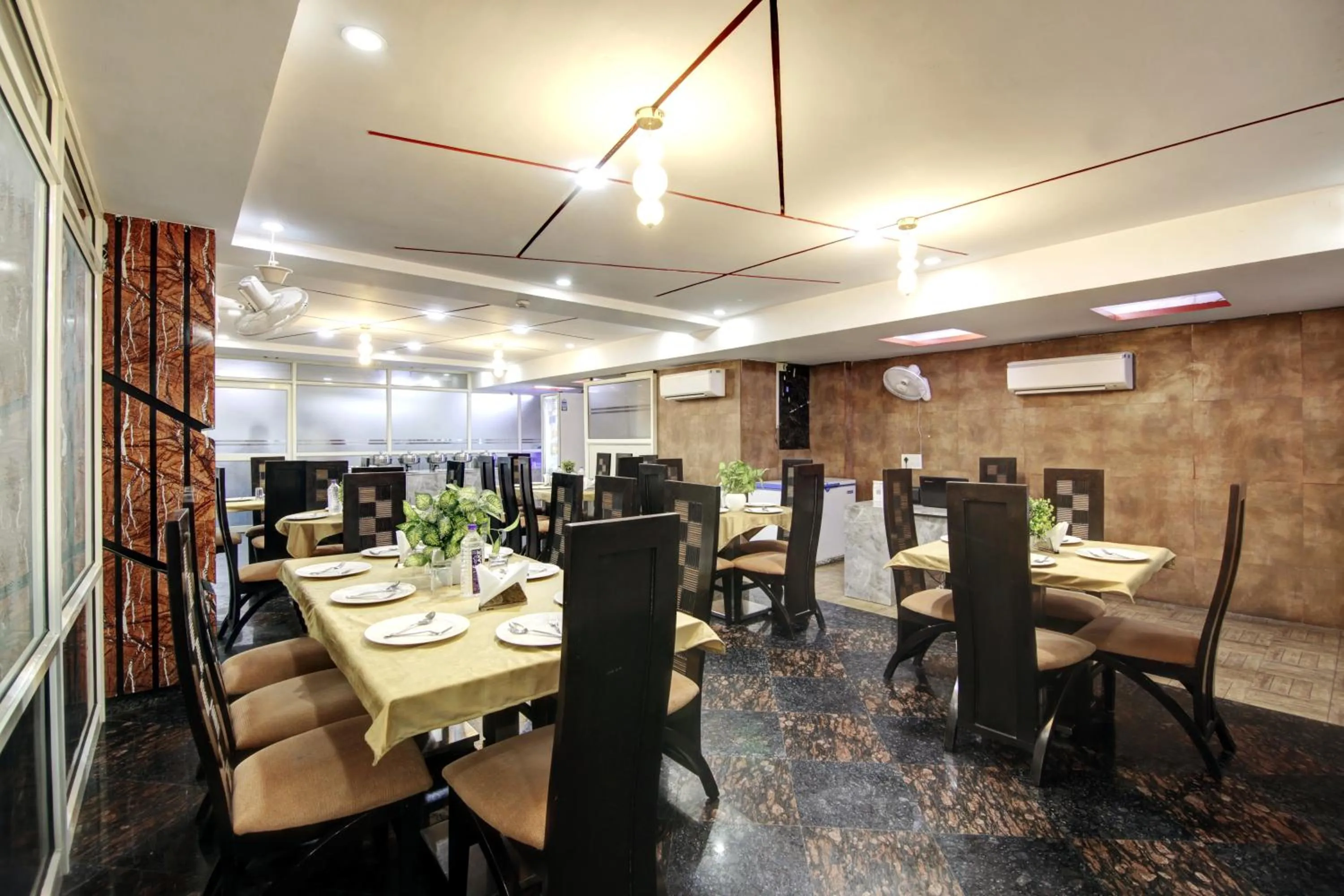 Restaurant/places to eat in Hotel Grand Manor