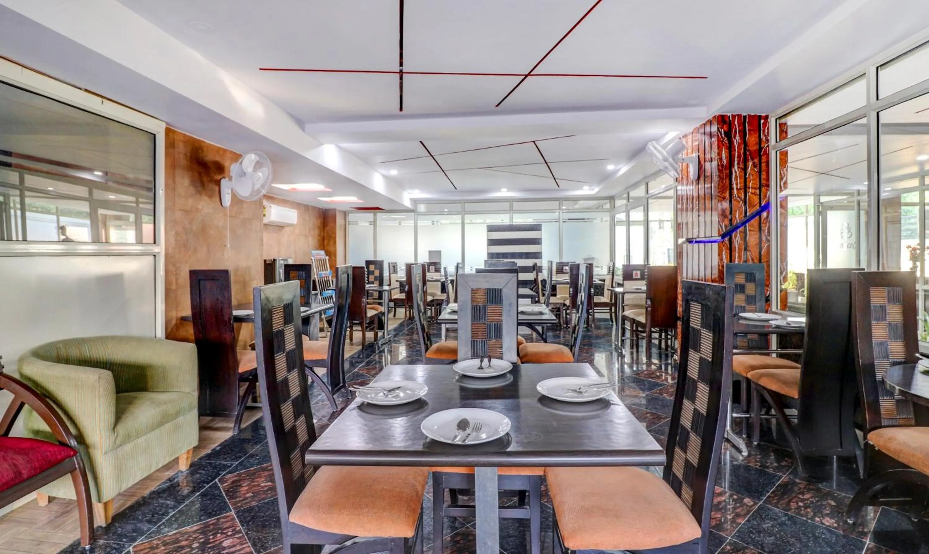 Restaurant/places to eat in Hotel Grand Manor