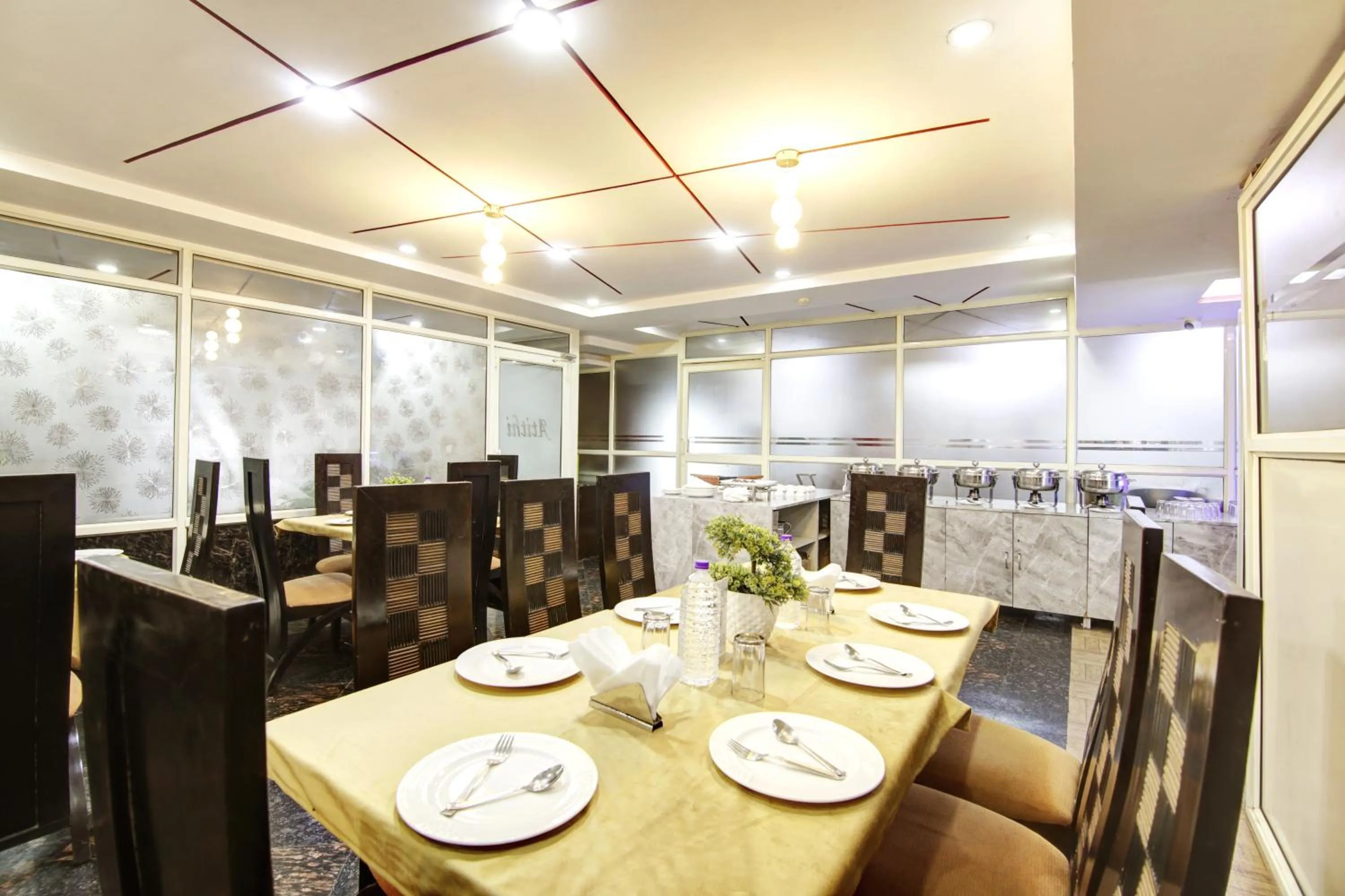 Restaurant/places to eat in Hotel Grand Manor