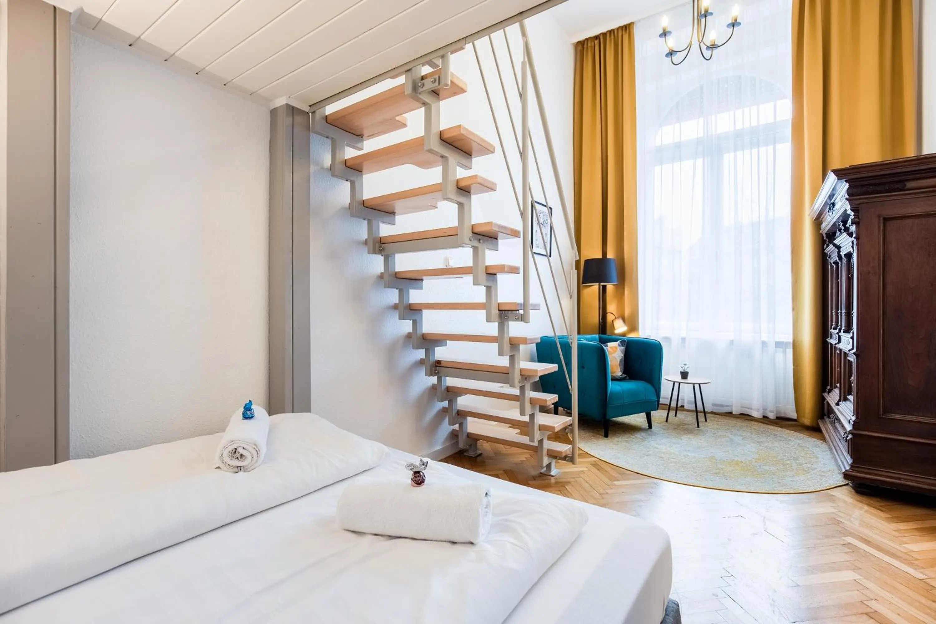 Seating area, Bed in Maverick Apartments