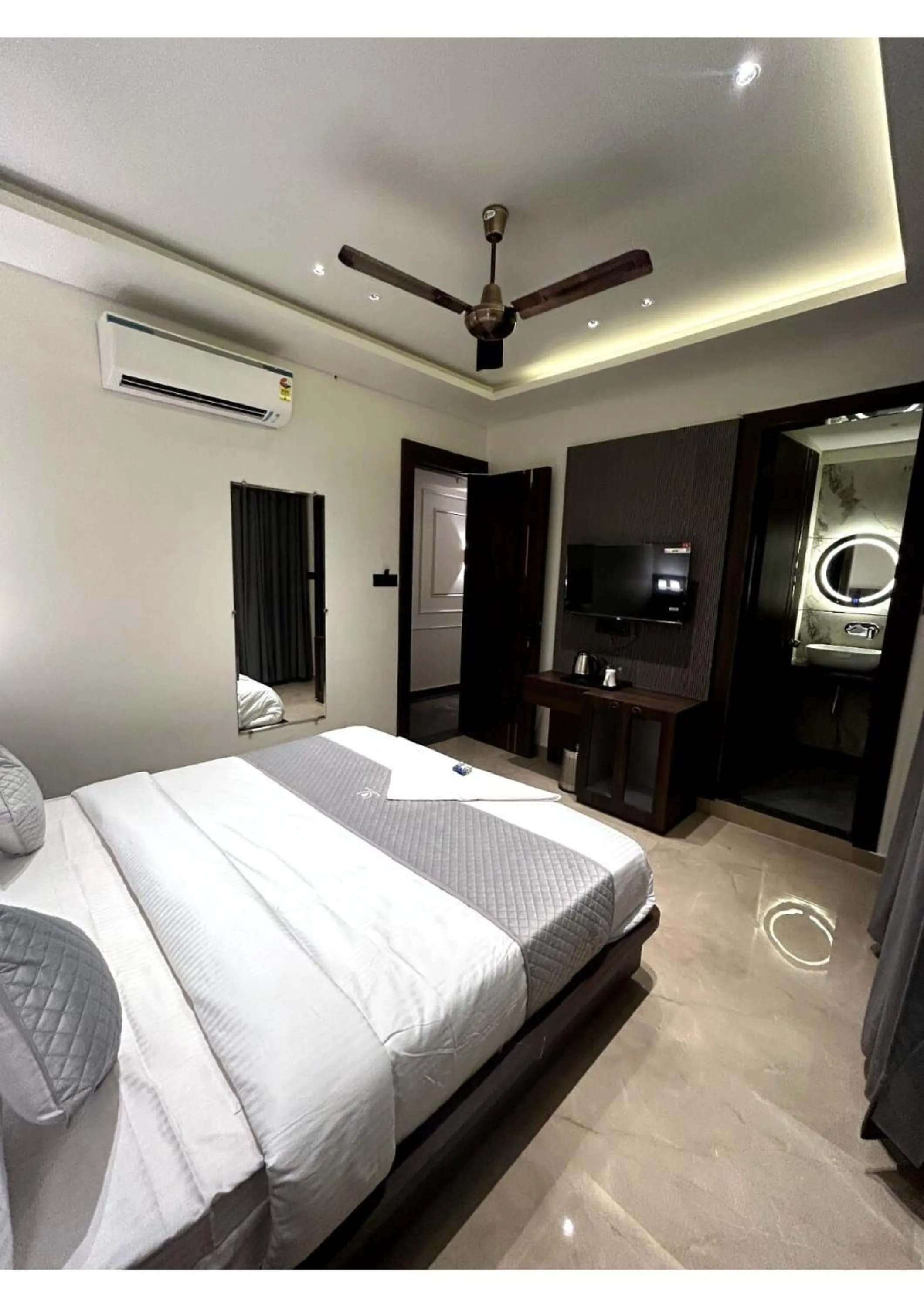 Bed in Hotel Majestic Grand By MNG Rooms