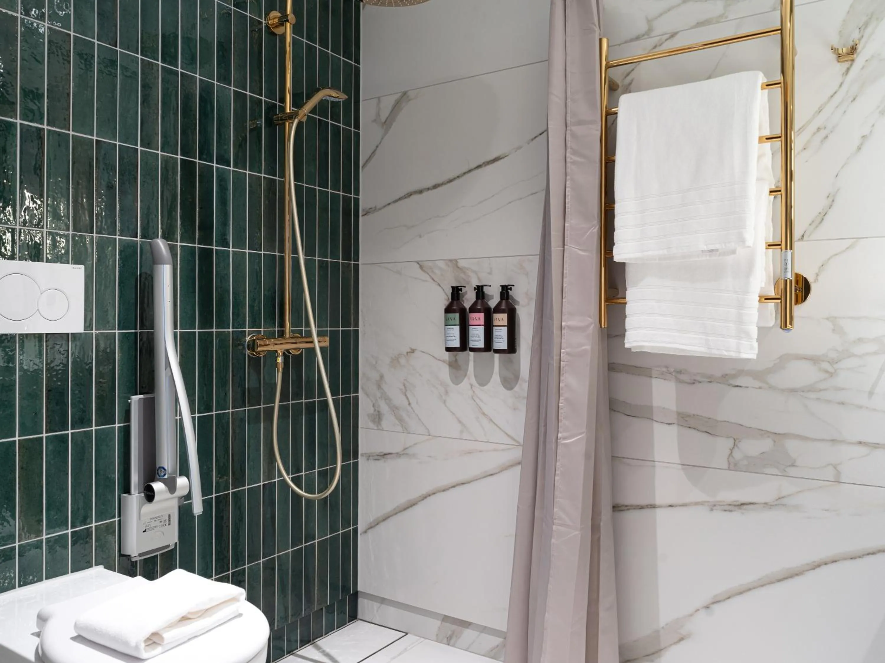 Shower in Elite Hotel Frost - Hotel & Spa