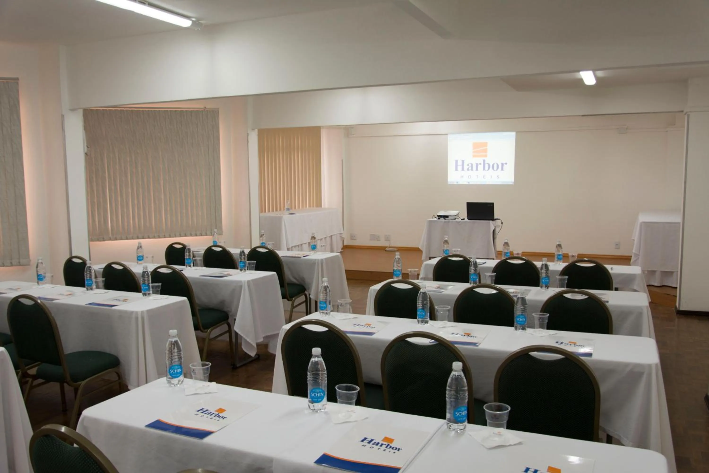 Meeting/conference room in Harbor Querência Hotel
