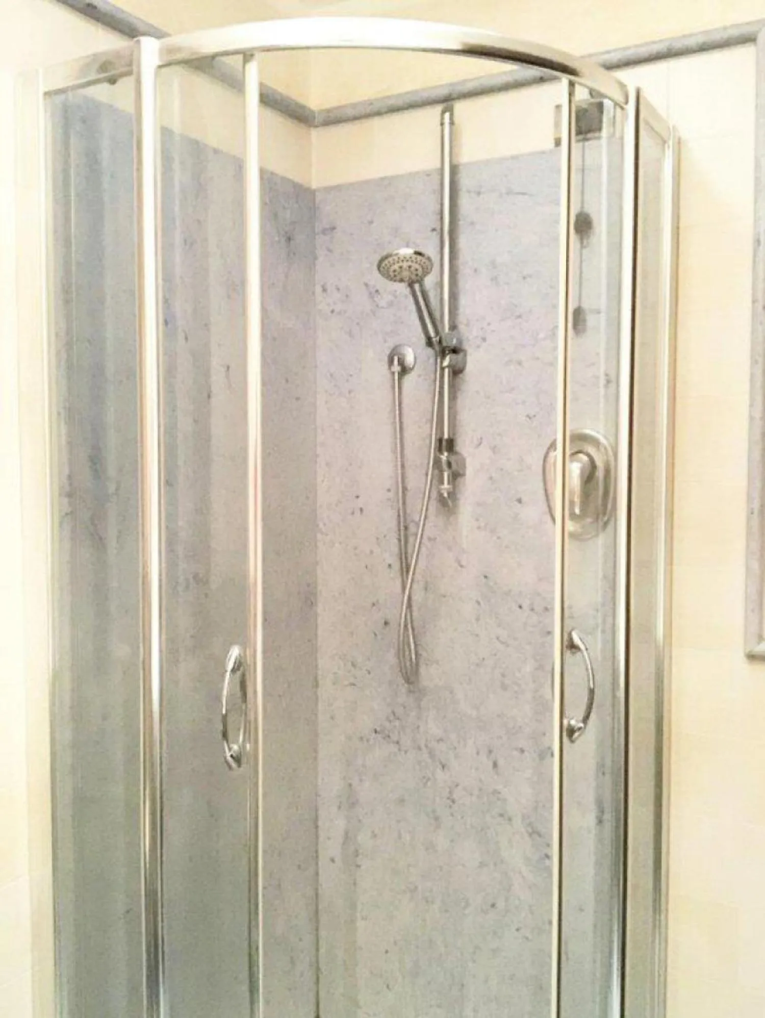 Shower in Zì Maria