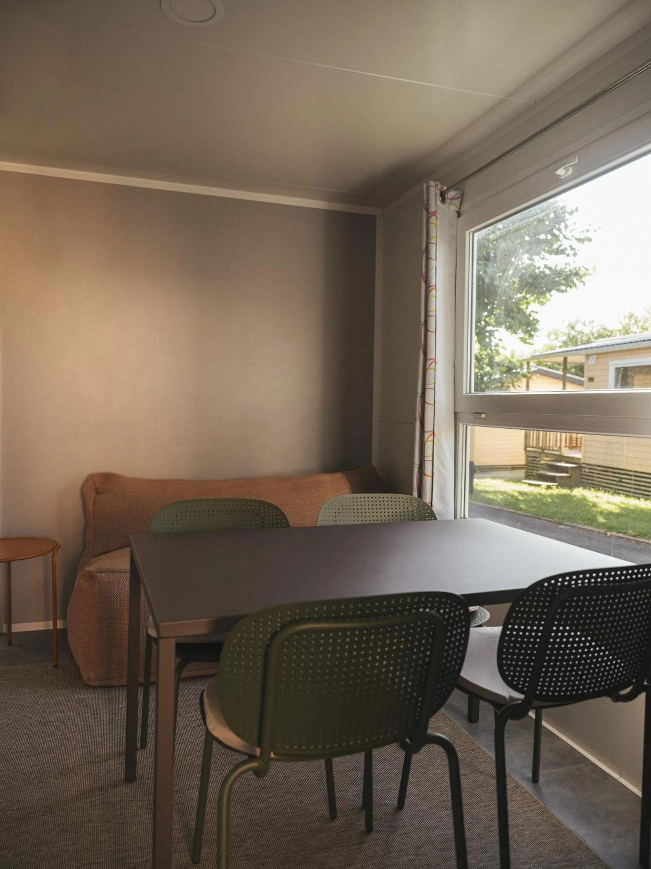 Dining area in Wecamp San Sebastián