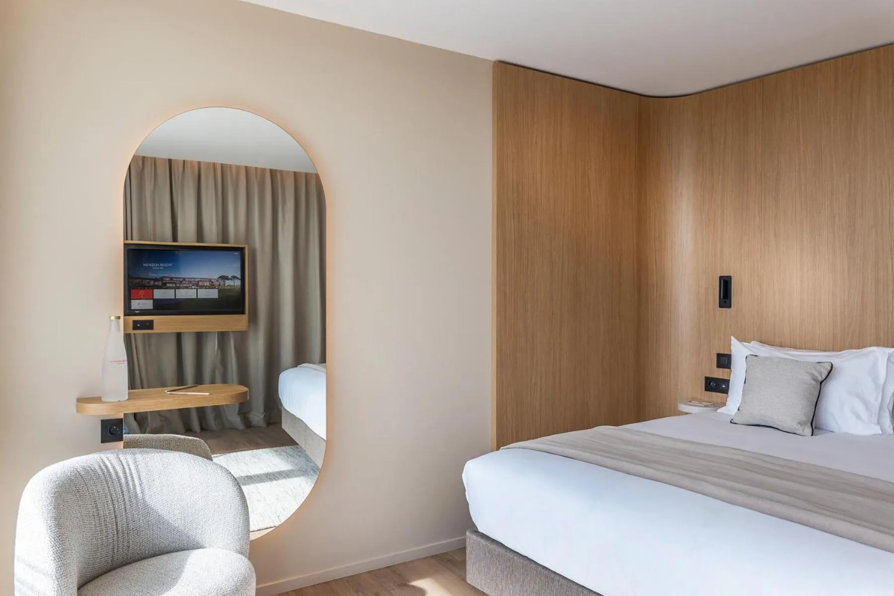 Seating area, Bed in Hôtel Horizon Resort Massane & Spa