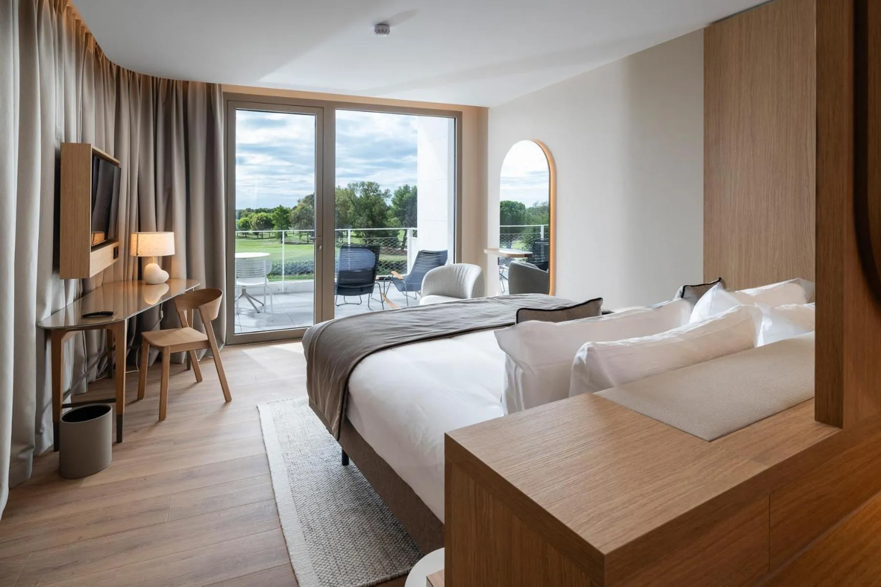 TV and multimedia, Bed in Hôtel Horizon Resort Massane & Spa