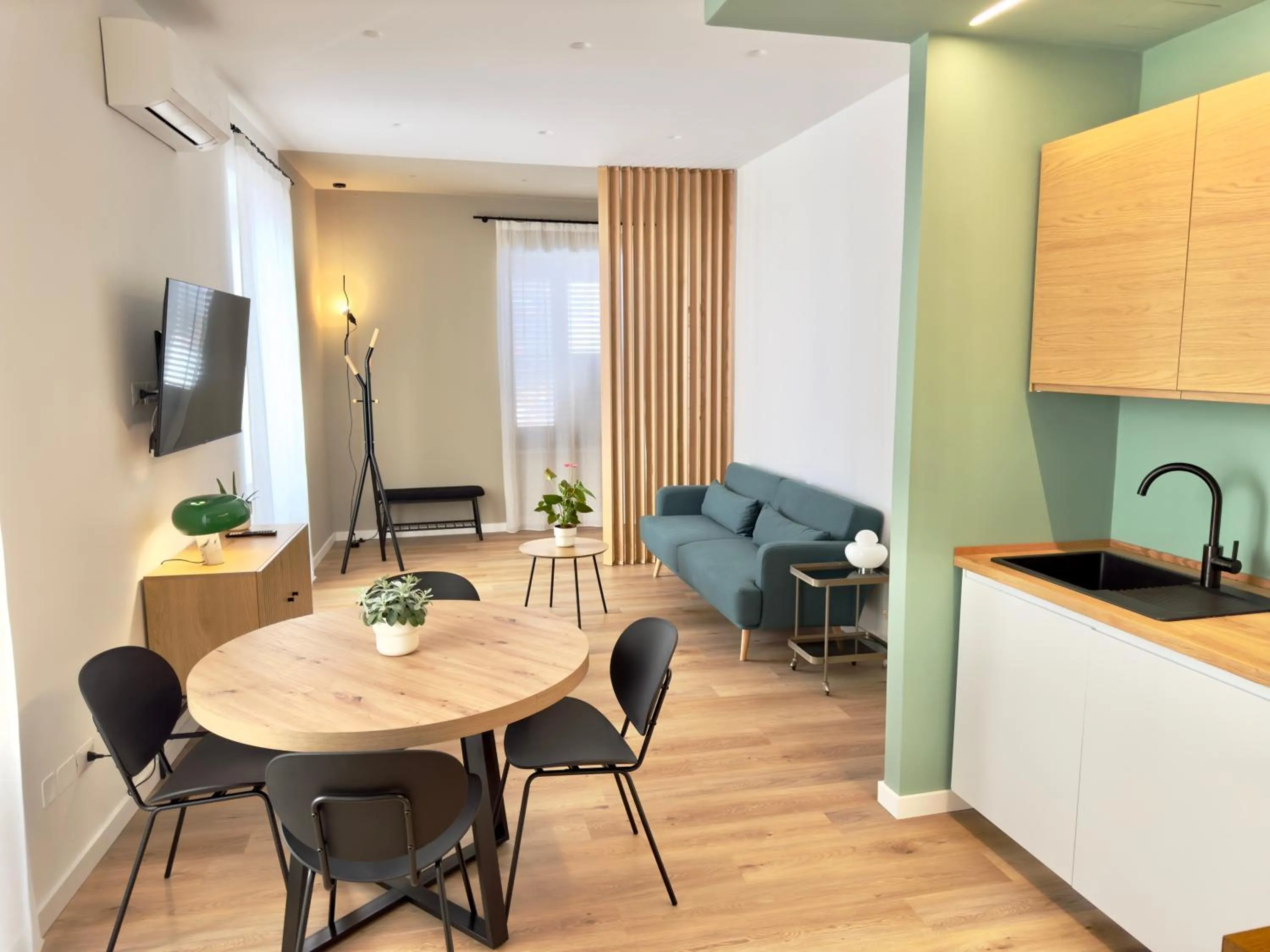 Family Room with Balcony in Magrì Comfort House
