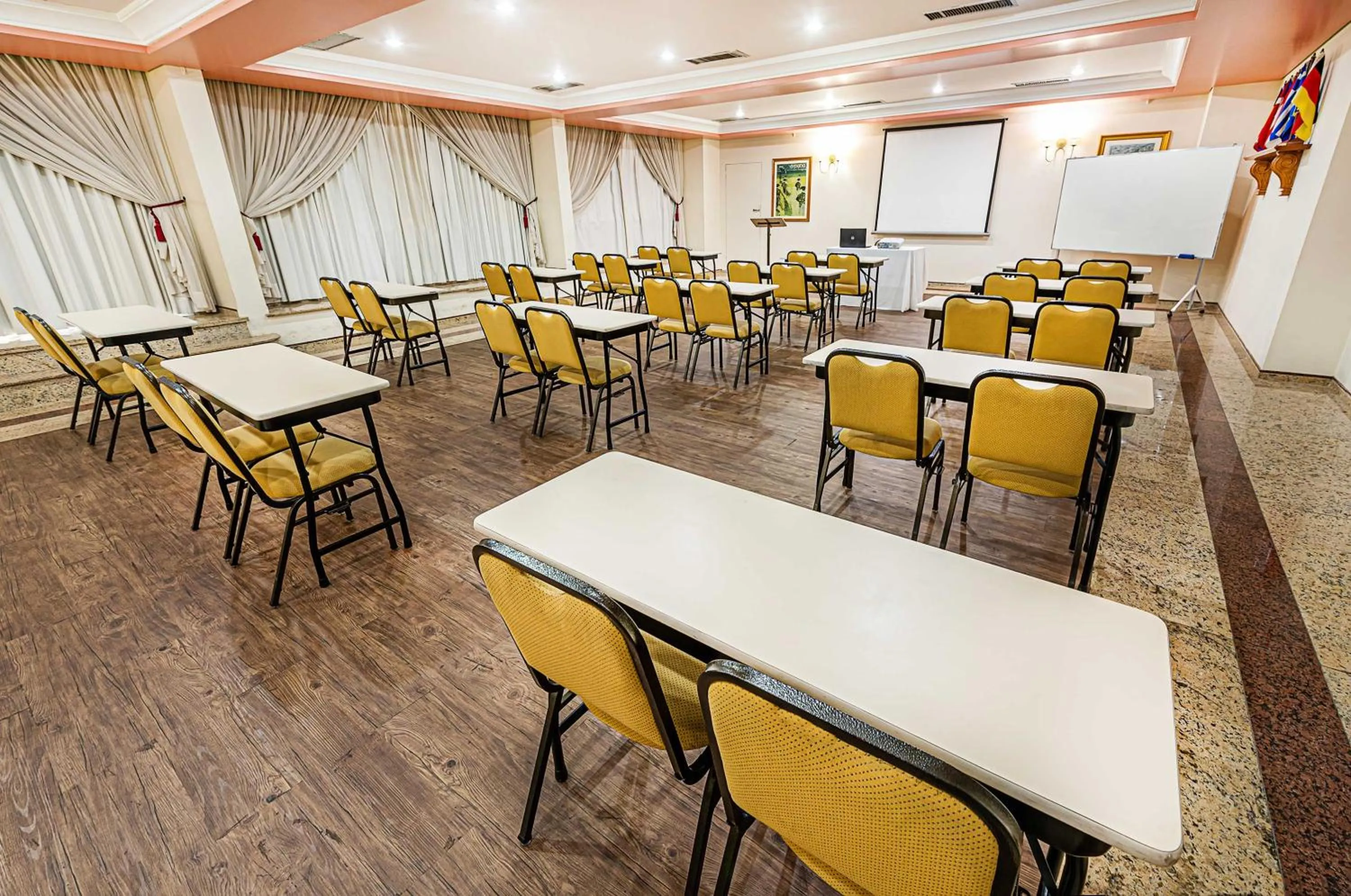 Meeting/conference room in Hotel Euro Suite Campinas by Nacional Inn - Próximo ao Cambuí