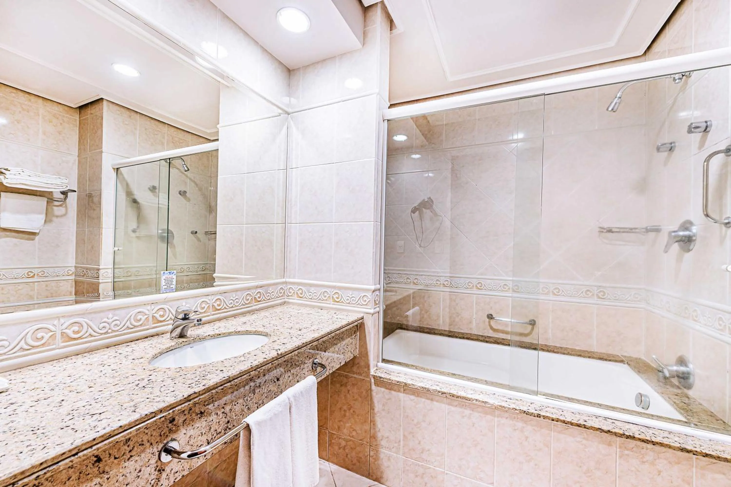 Bathroom in Hotel Euro Suite Campinas by Nacional Inn - Próximo ao Cambuí