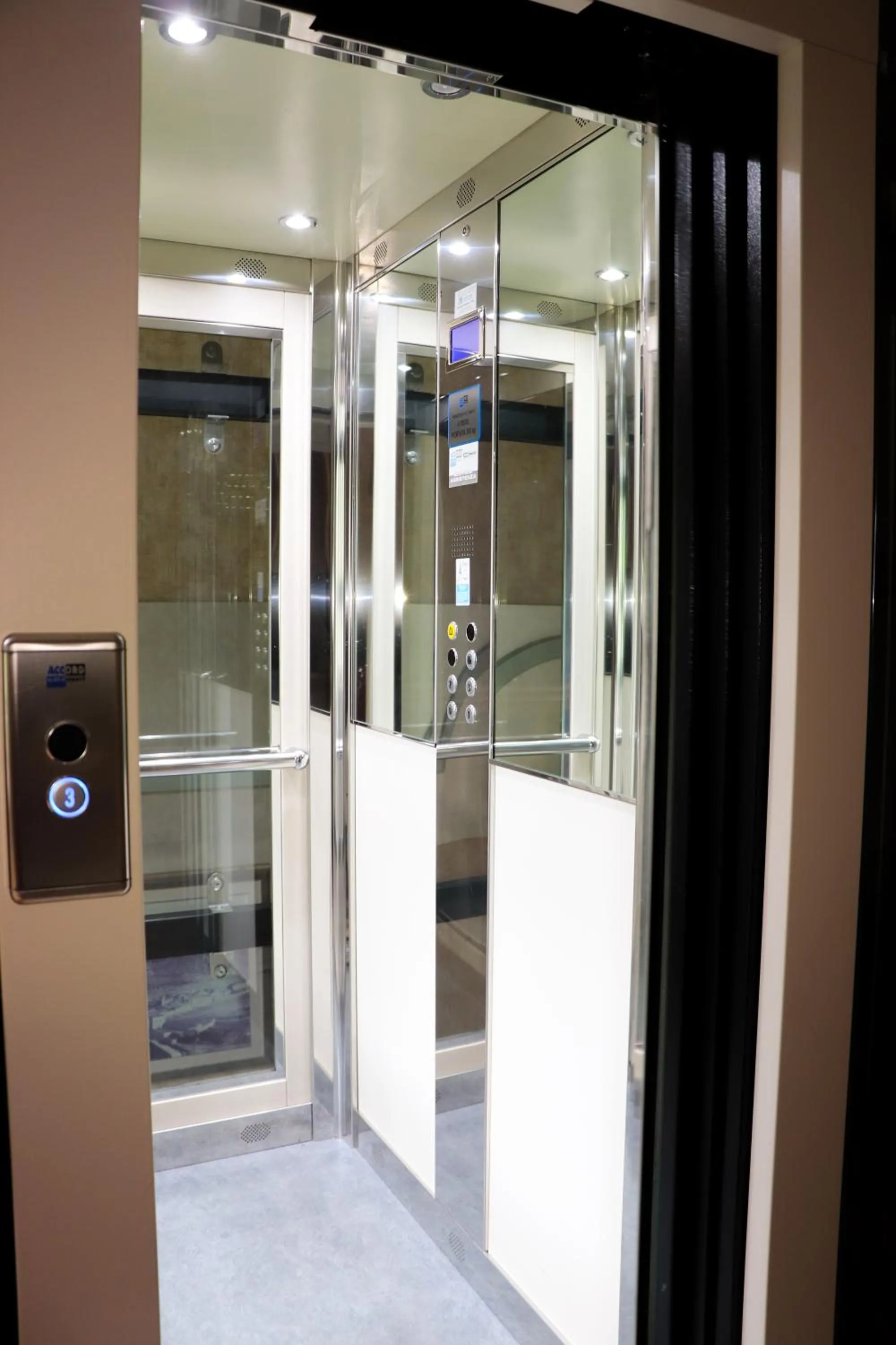 elevator in Hotel Garni del Lago