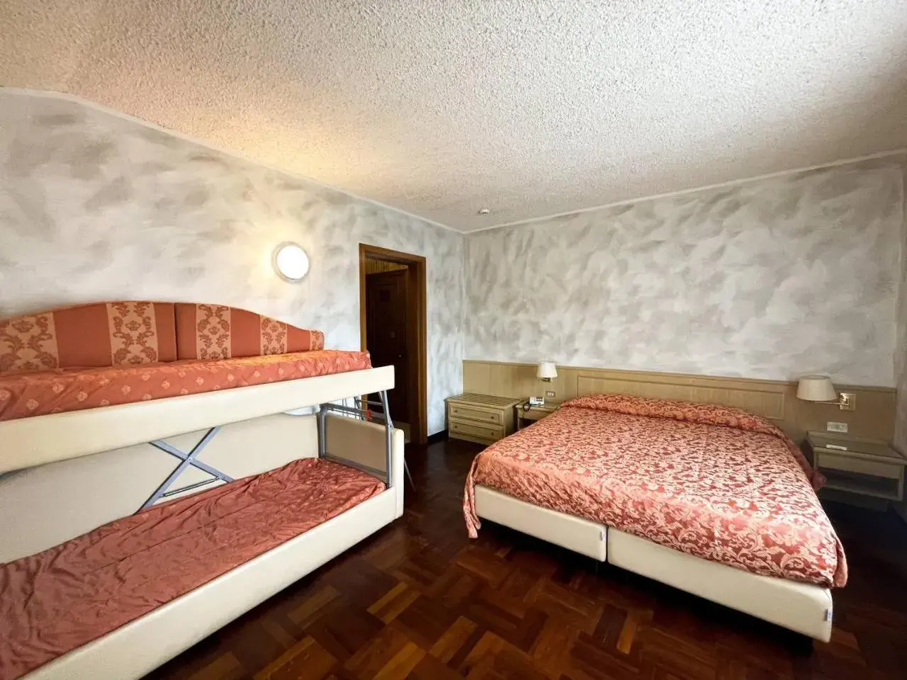 Quadruple Room in Hotel Garni del Lago Quadruple Room in Hotel Garni del Lago