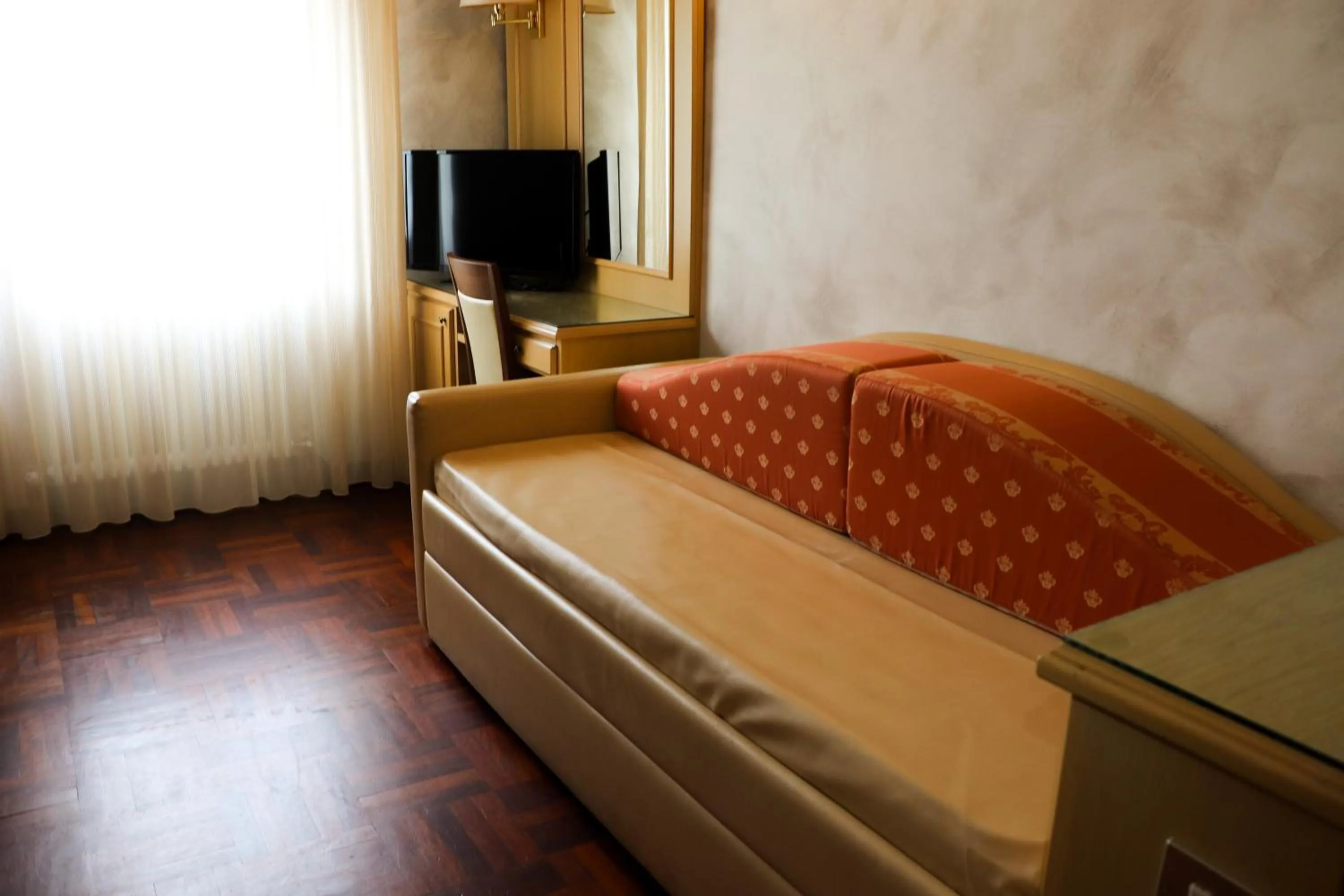 Bed in Hotel Garni del Lago