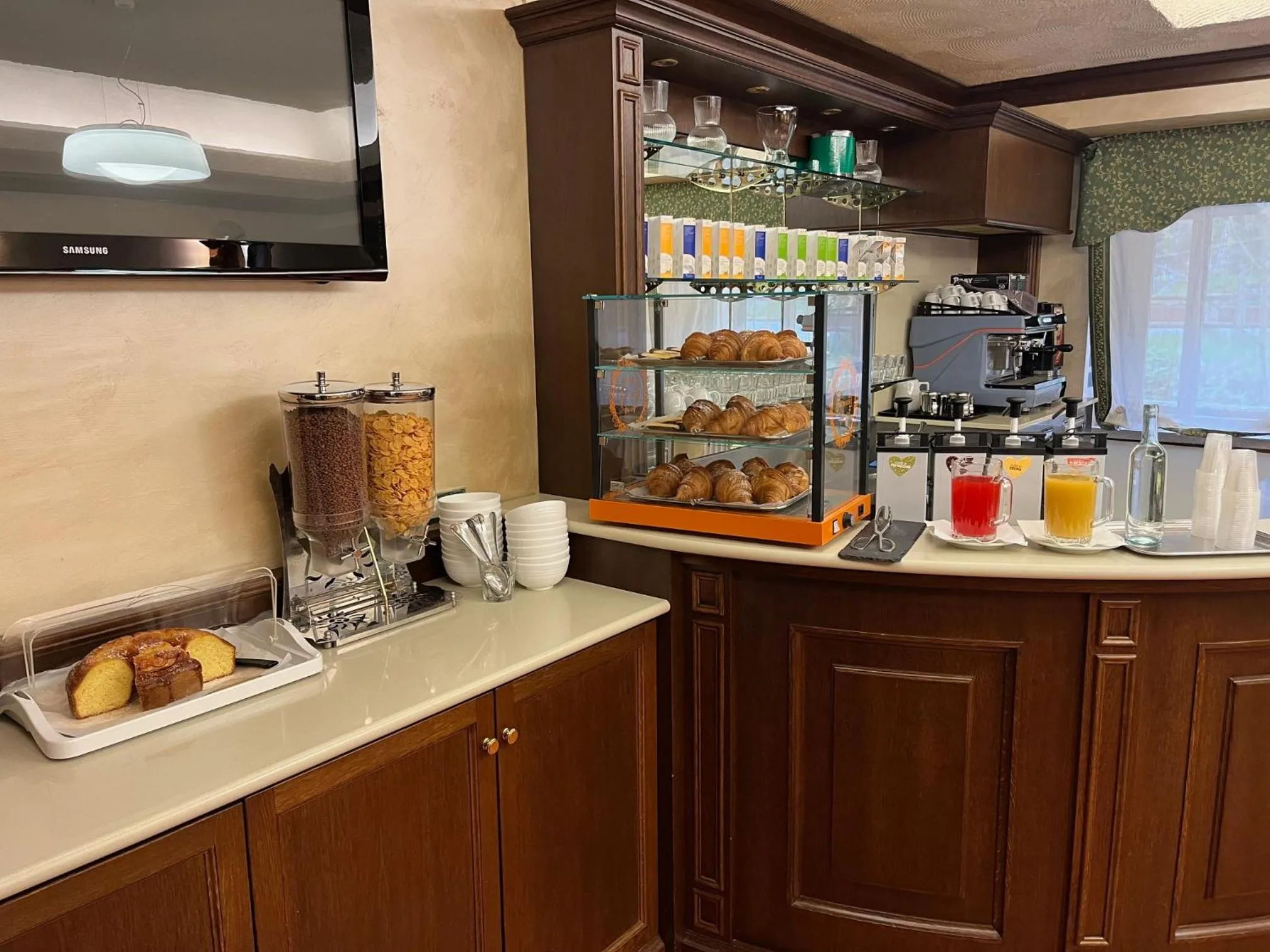 Breakfast in Hotel Garni del Lago