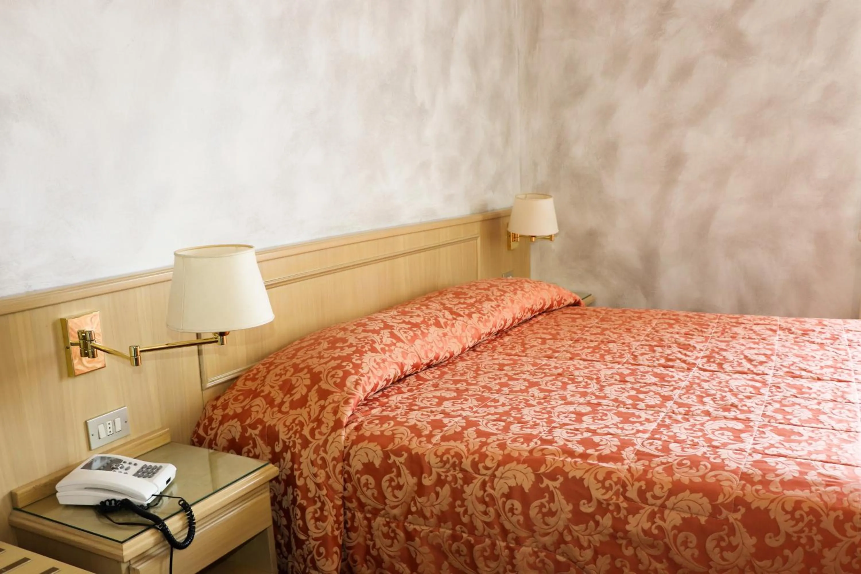 Bed in Hotel Garni del Lago