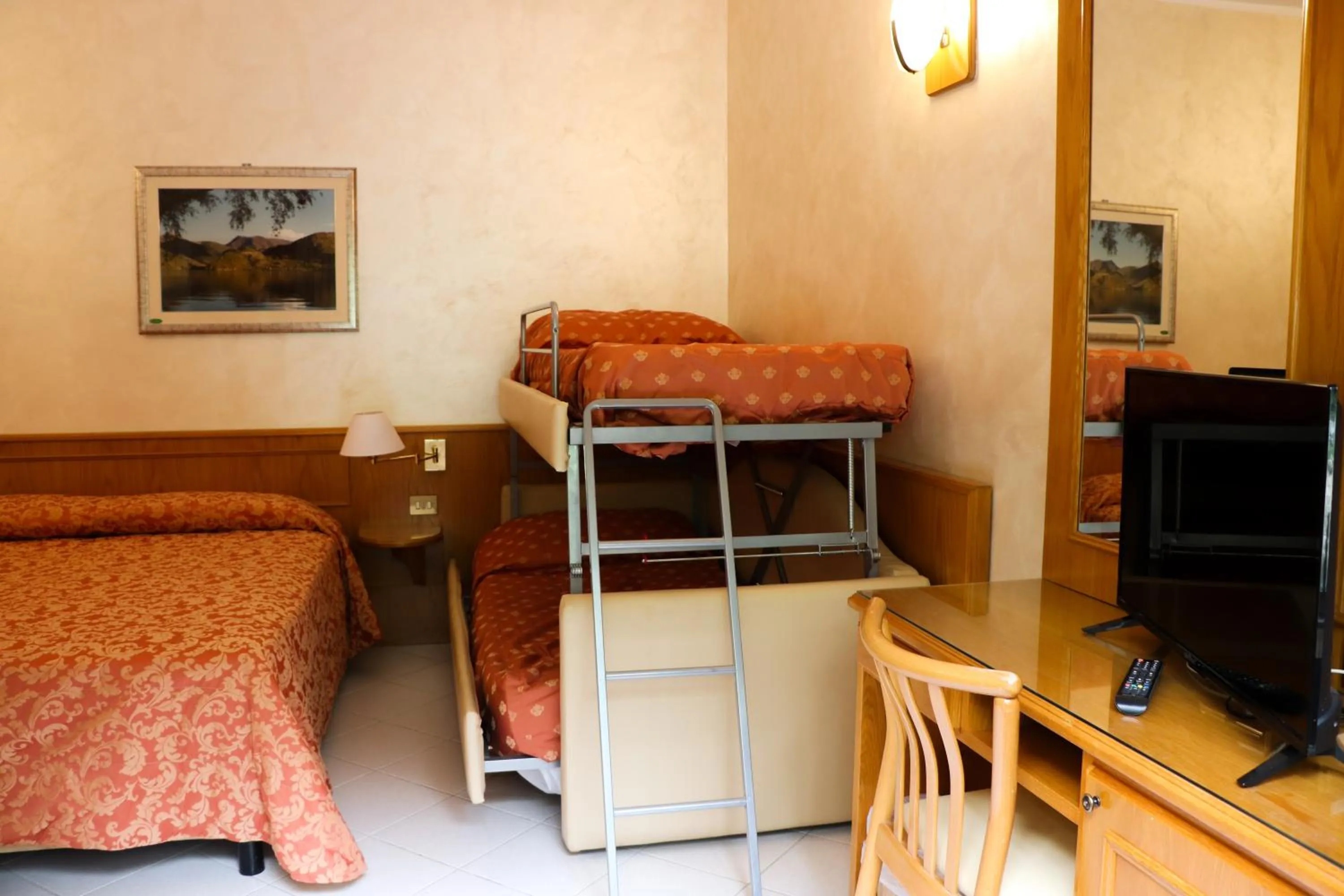 Bed in Hotel Garni del Lago