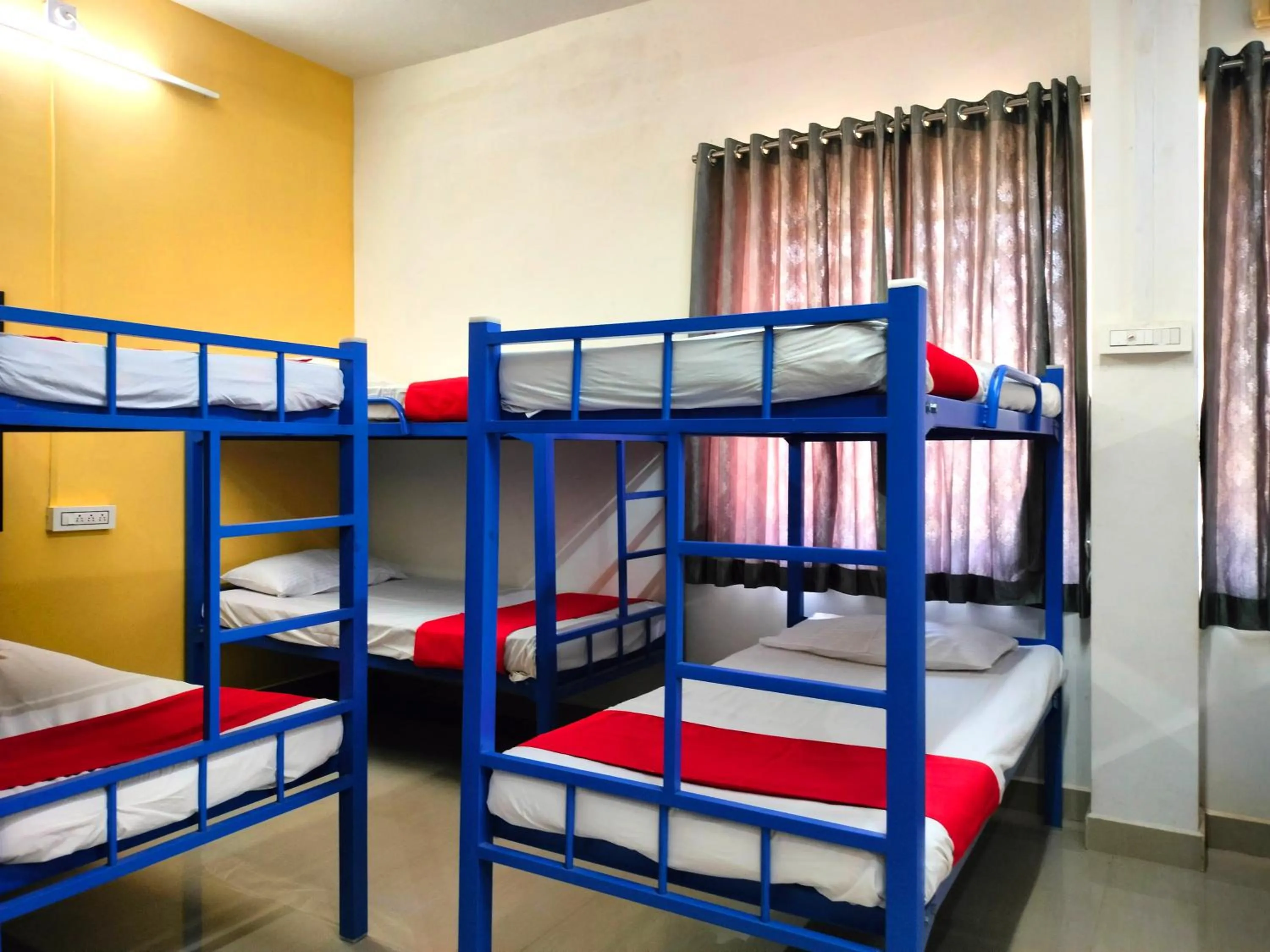 10-Bed Mixed Dormitory Room in Hotel Abedrooms- Budget stay Thanjavur