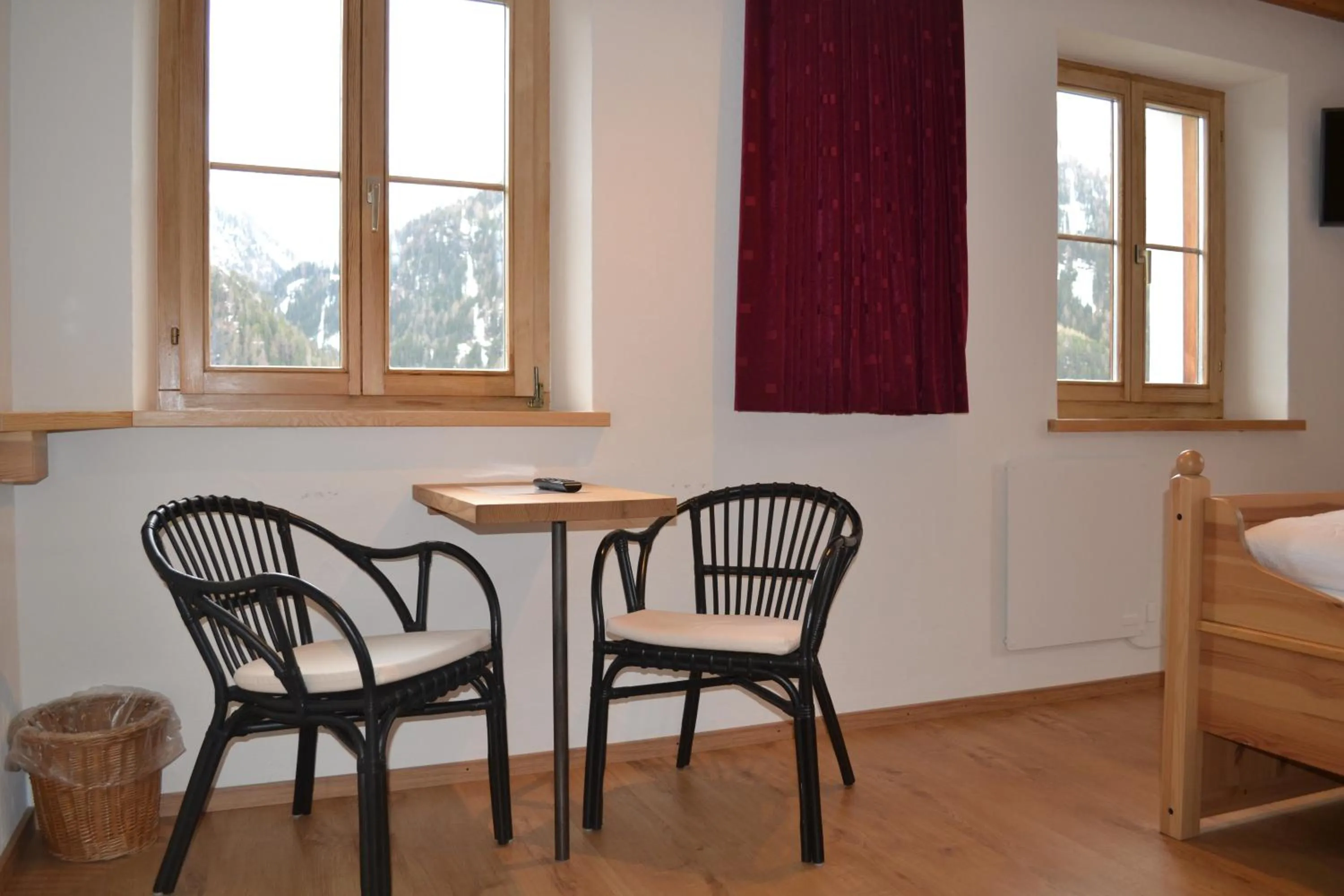 Photo of the whole room in B&B Chasa Arfusch