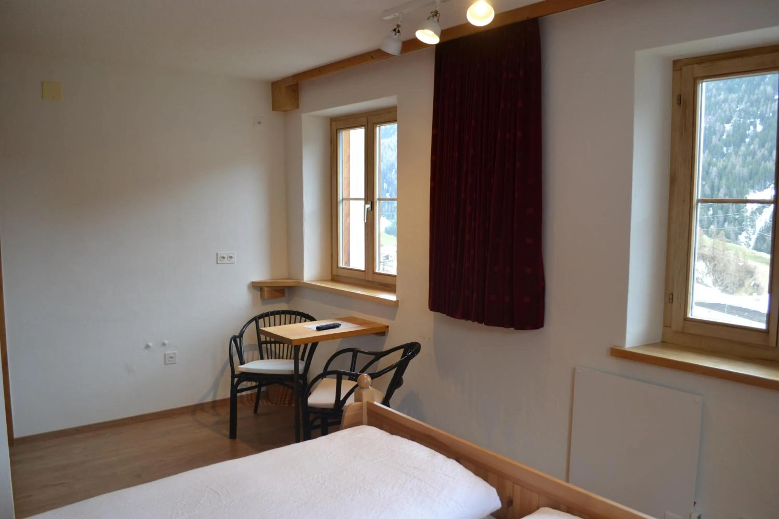 Photo of the whole room, Bed in B&B Chasa Arfusch