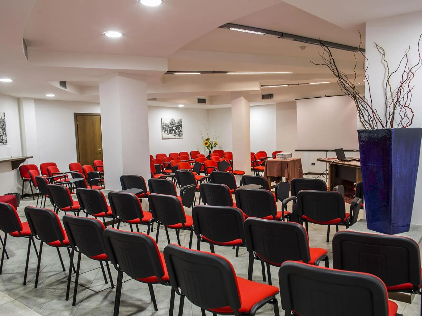 Business facilities in Al Brunello