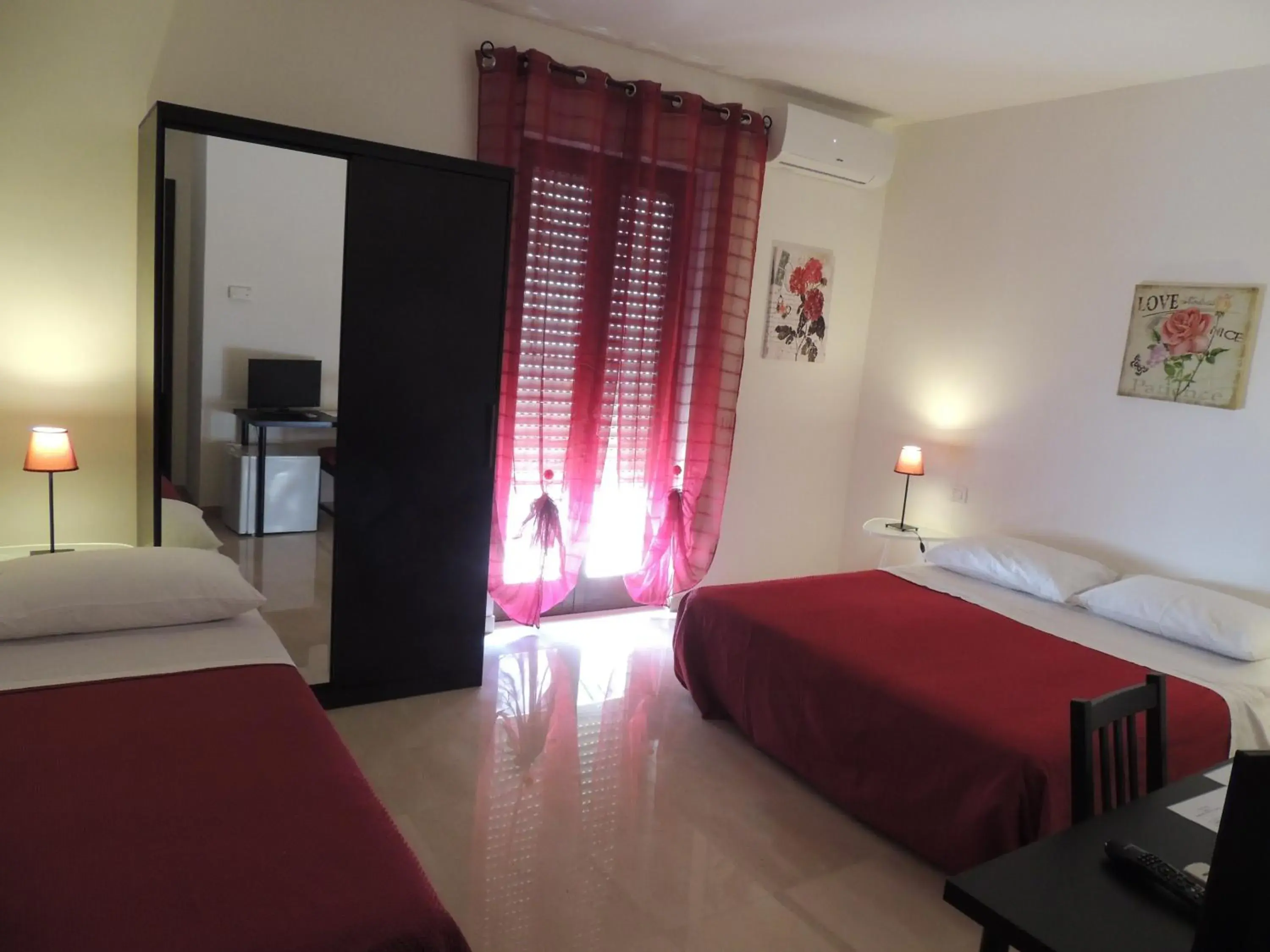 Quadruple Room with Private Bathroom in Domus Taranto unica sede Quadruple Room with Private Bathroom in Domus Taranto unica sede