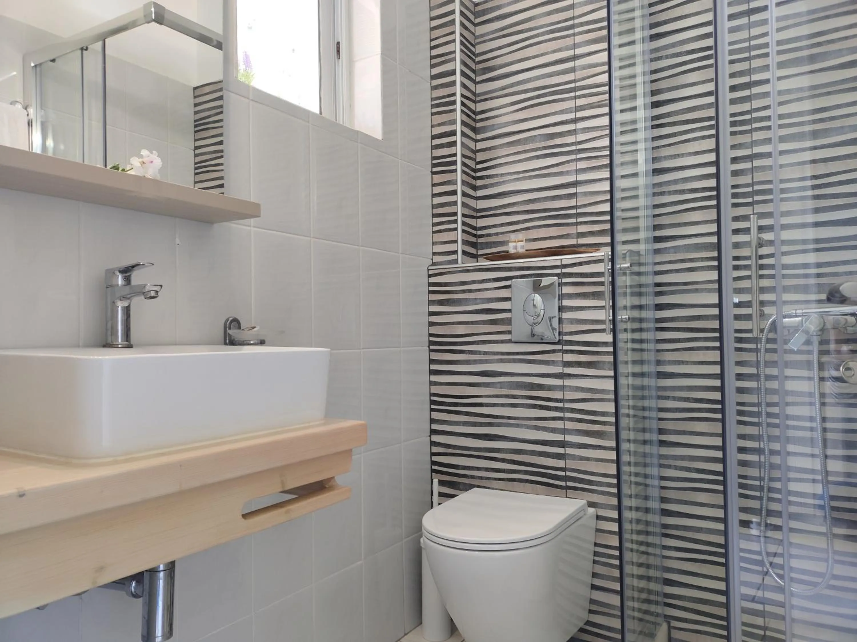 Shower in Captain Nick Aparthotel