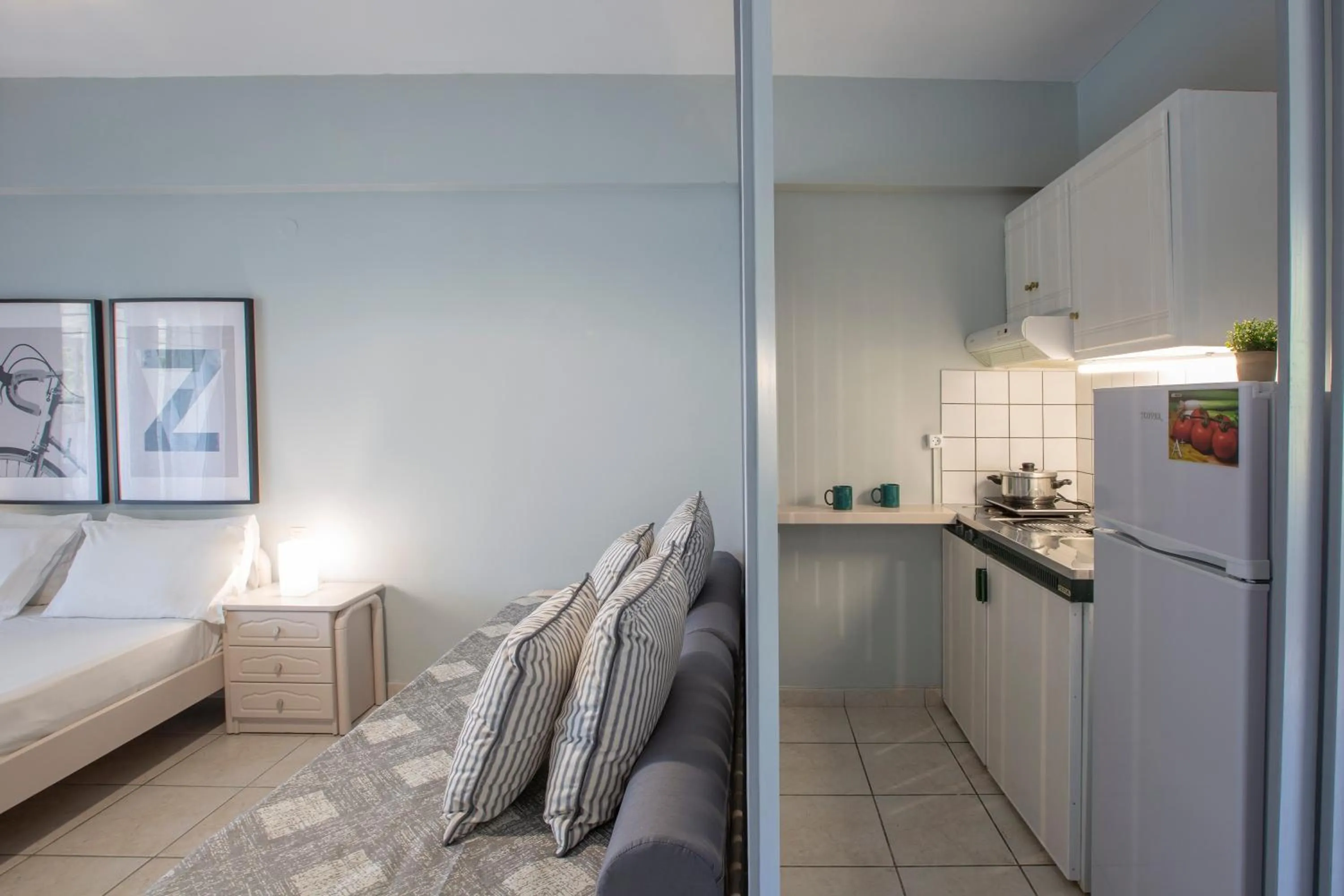 Kitchen or kitchenette, Bed in Captain Nick Aparthotel