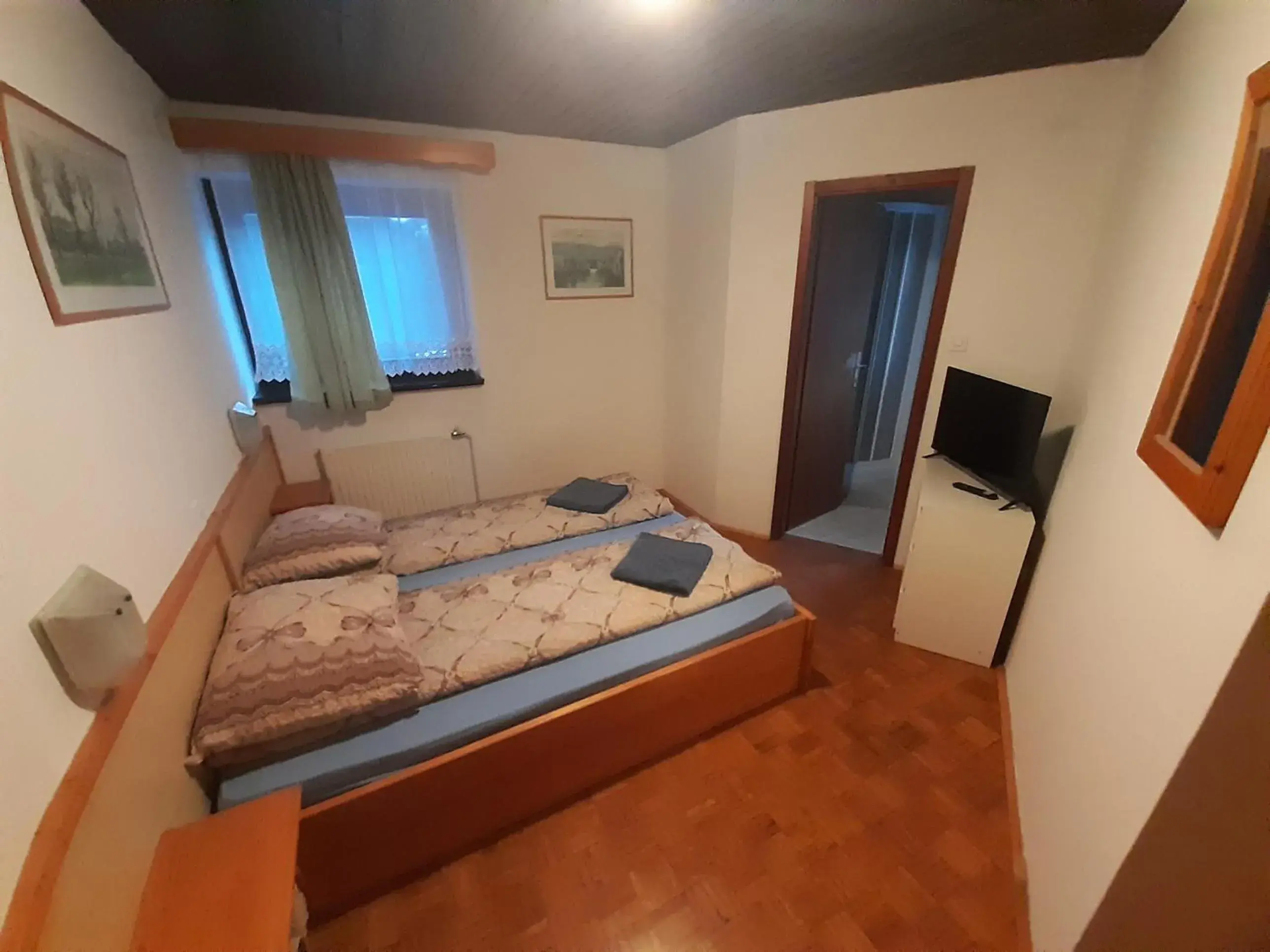 Double Room with Private Bathroom - single occupancy in Rooms Barovc by the Lake Jasna Double Room with Private Bathroom - single occupancy in Rooms Barovc by the Lake Jasna