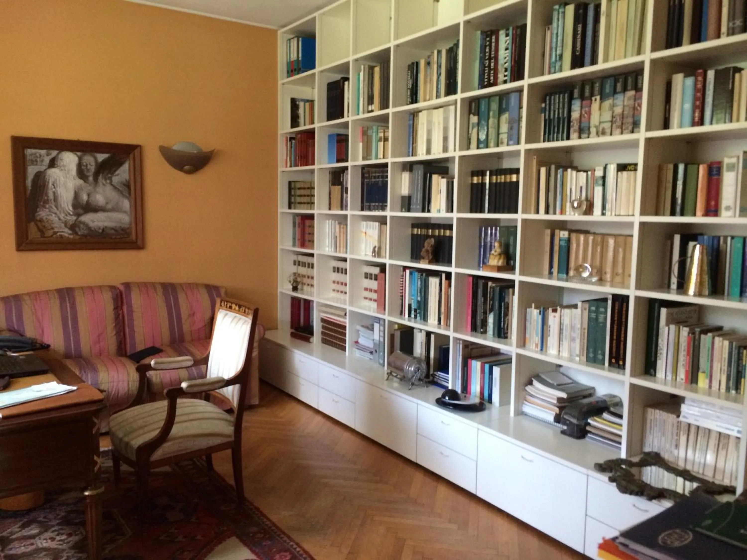 Library in La Gaura Guest House