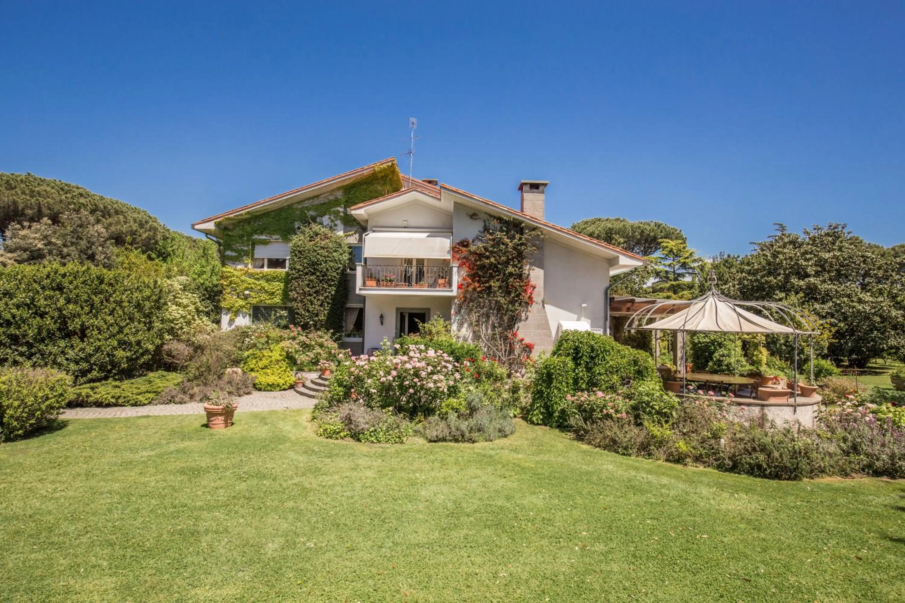 Facade/entrance in La Gaura Guest House