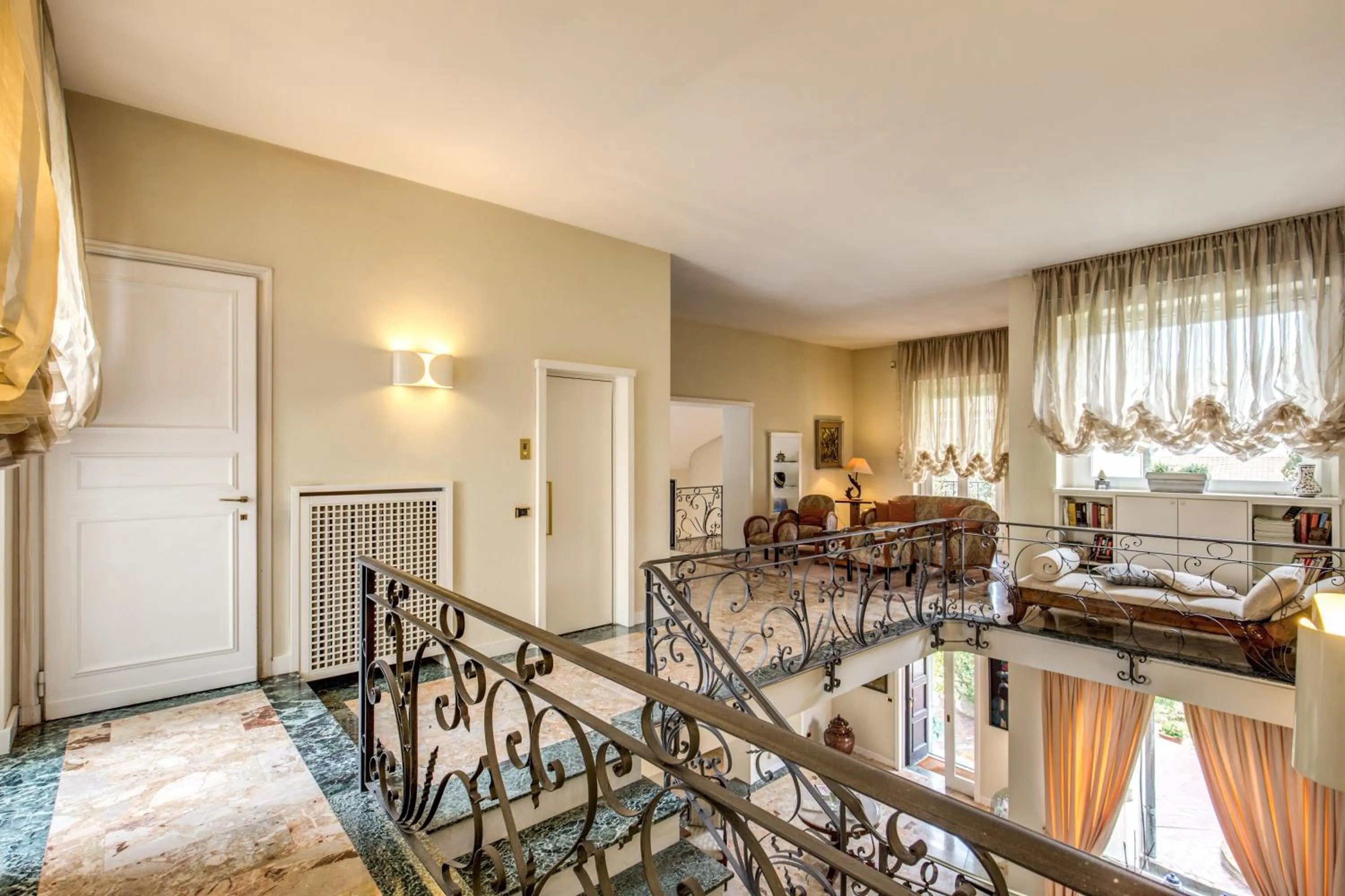 Communal lounge/ TV room in La Gaura Guest House