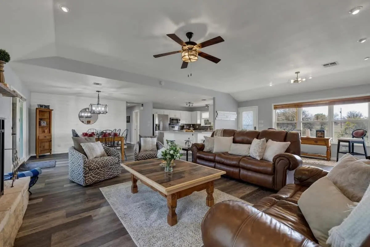 Living room in Starlight Meadows 3 mi to Downtown w/hot tub
