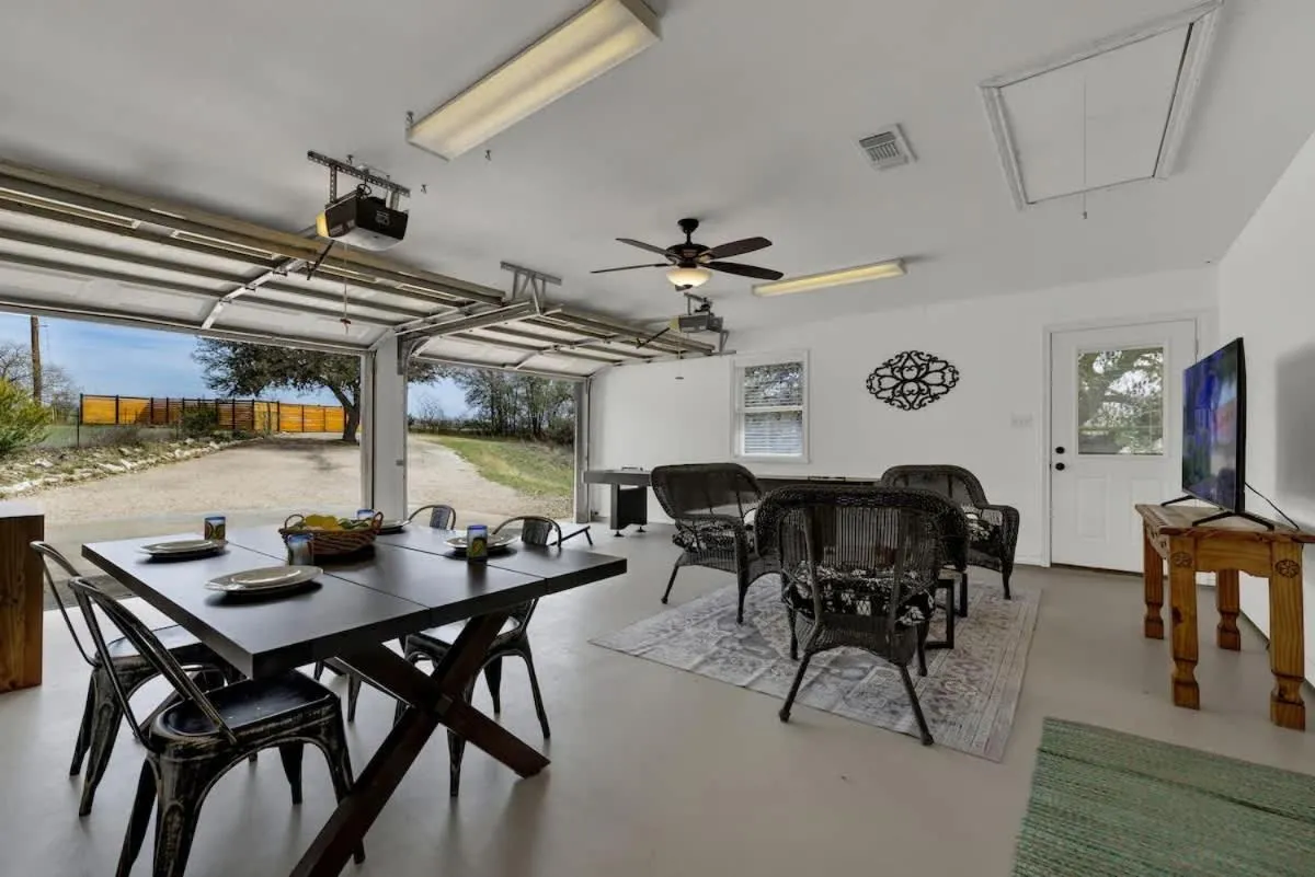 Dining area in Starlight Meadows 3 mi to Downtown w/hot tub