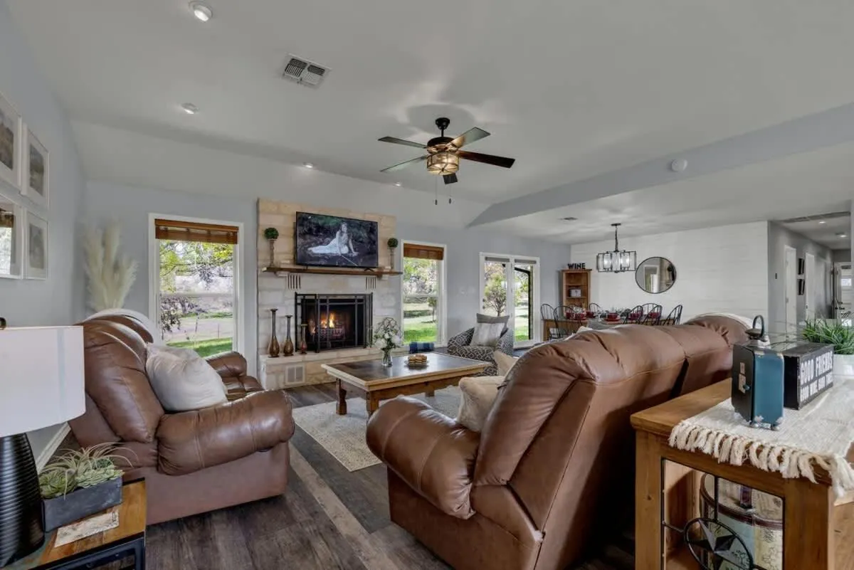 Living room in Starlight Meadows 3 mi to Downtown w/hot tub