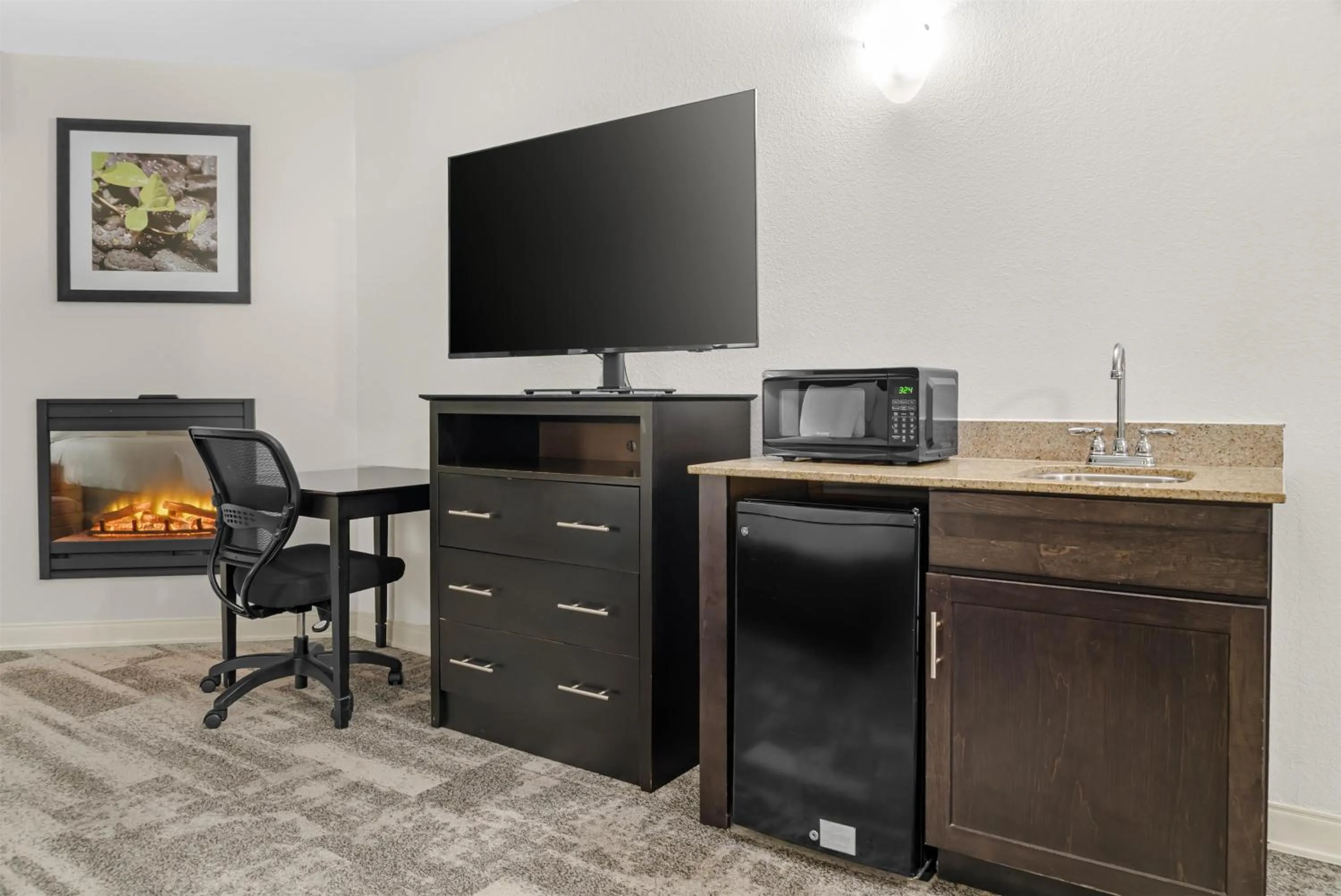 Bedroom in Best Western Lakewinds