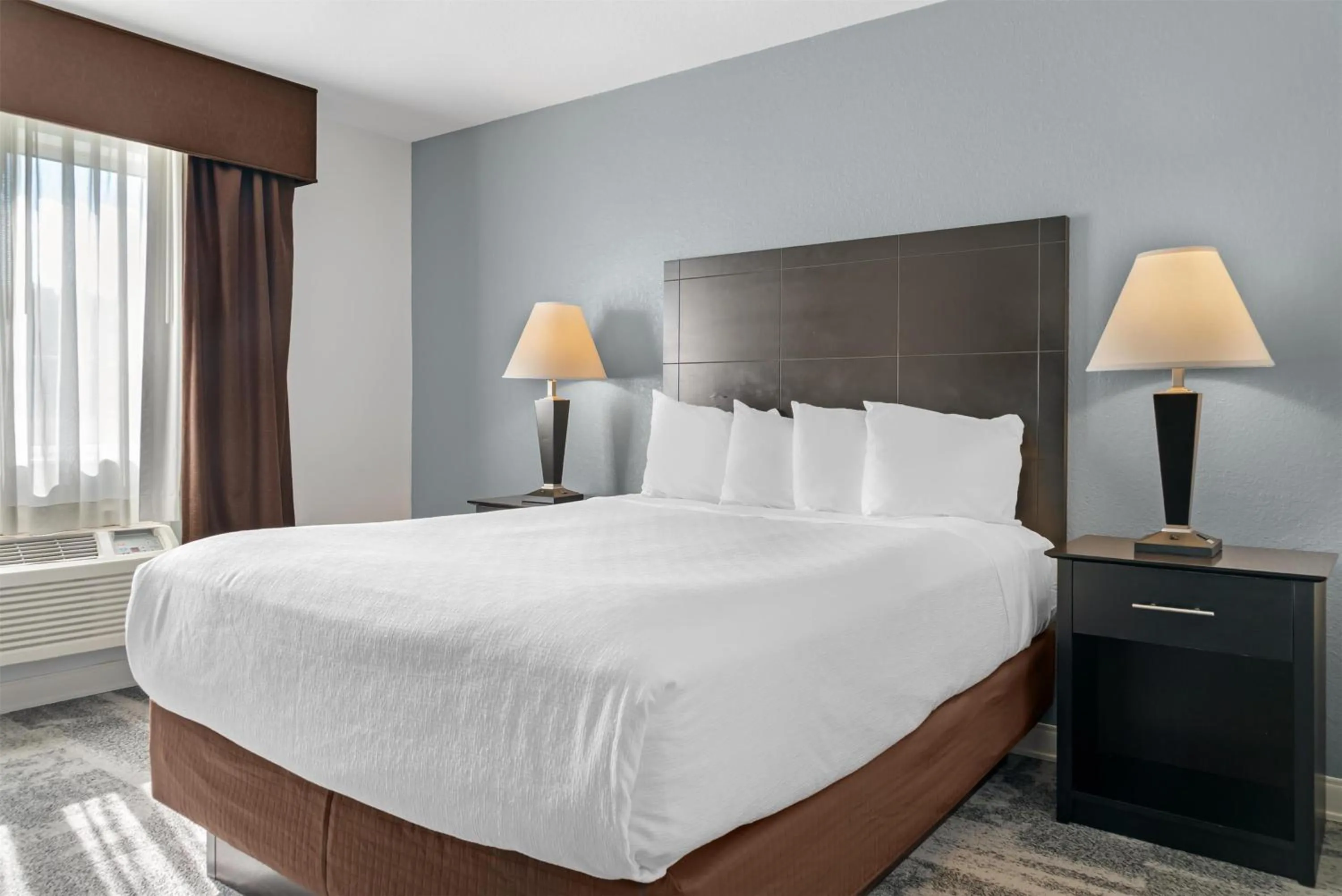 Bedroom, Bed in Best Western Lakewinds