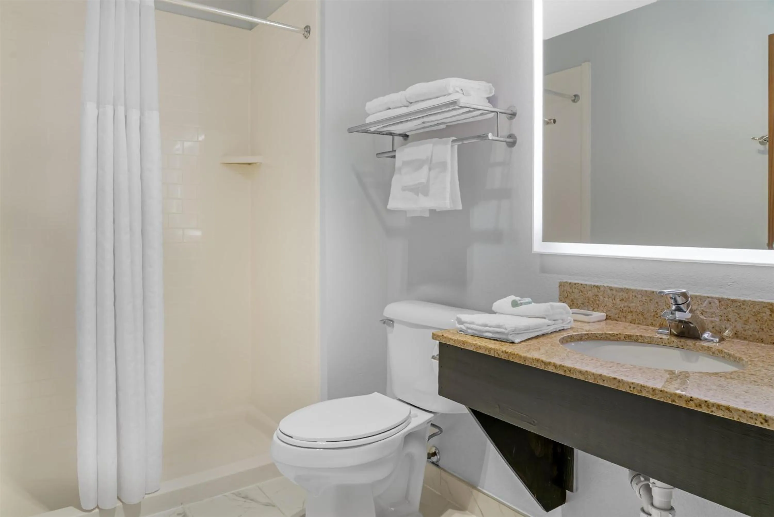 Bathroom in Best Western Lakewinds