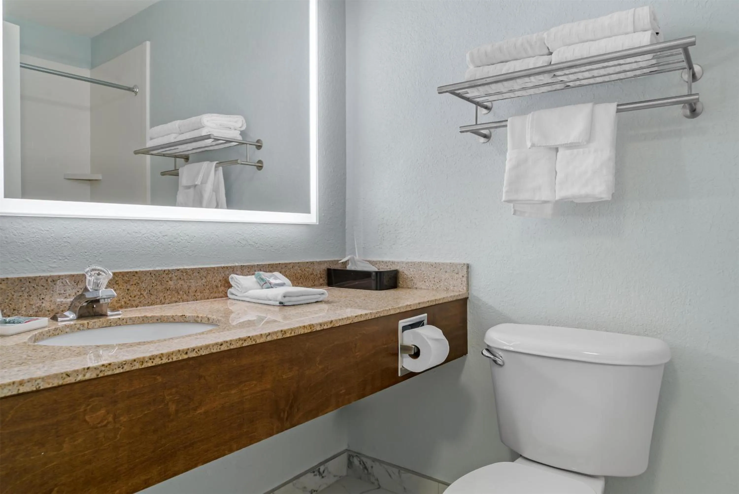 Bathroom in Best Western Lakewinds