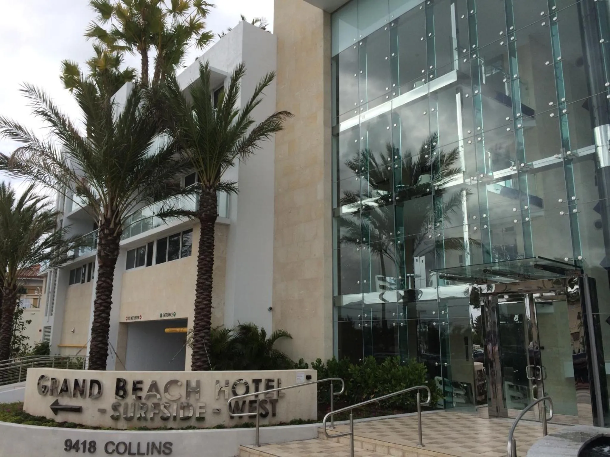Facade/entrance in Grand Beach Hotel Surfside West